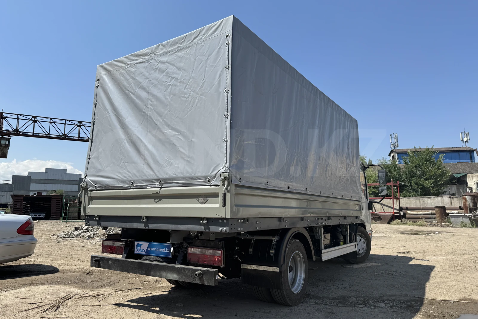 Борт-тент на шасси JAC N56 — задняя часть: тент и откидной борт — COND