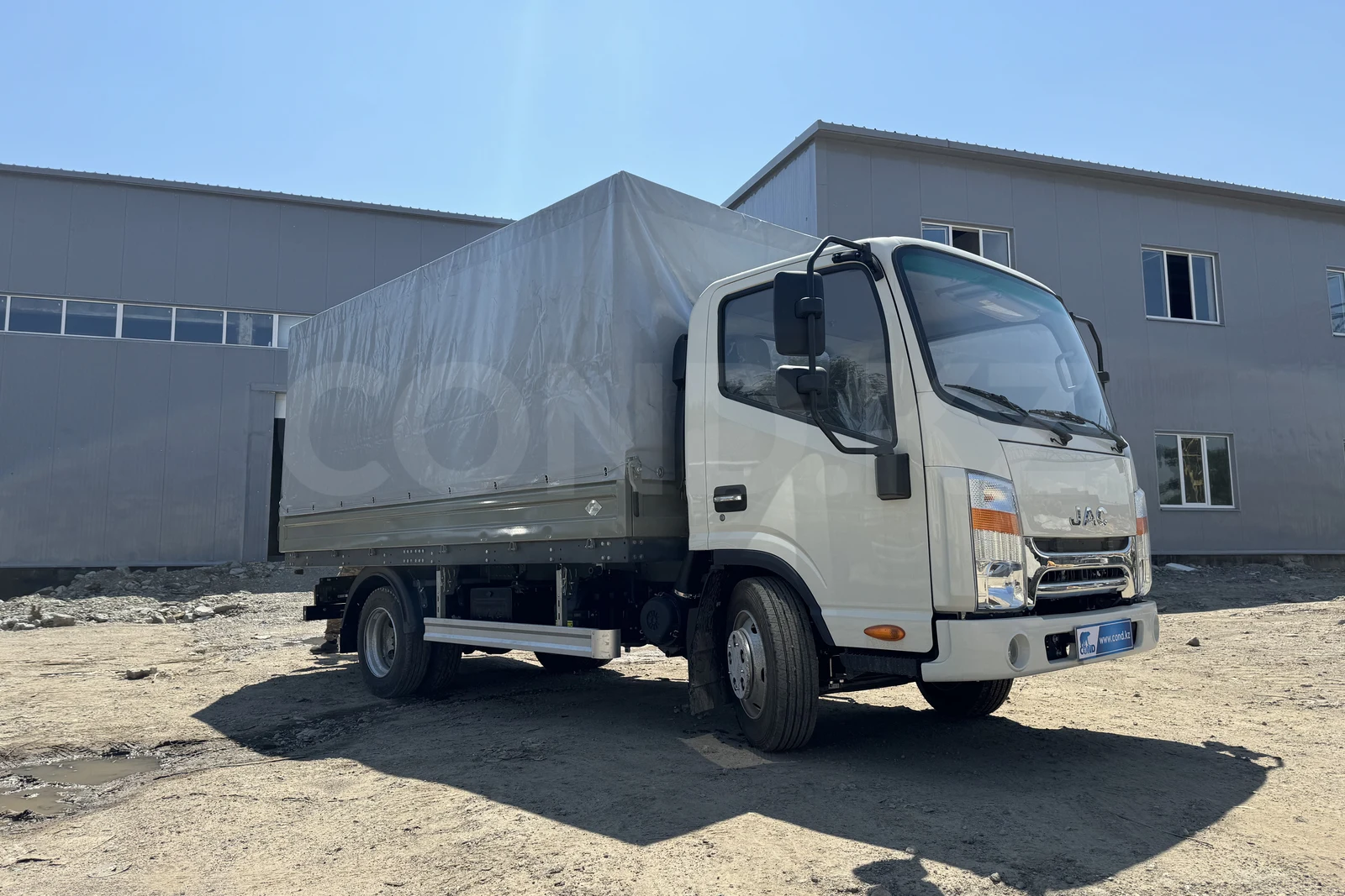 Борт-тент на шасси JAC N56 — передняя 3/4, каркас под тентом — COND