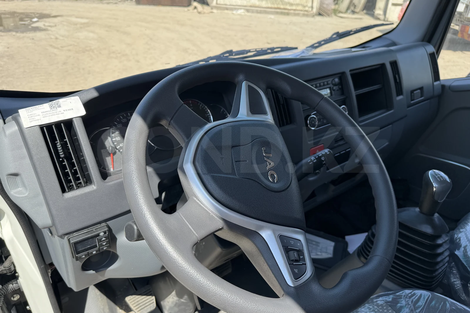 Борт-тент на шасси JAC N56 — кабина: руль и панель приборов — COND