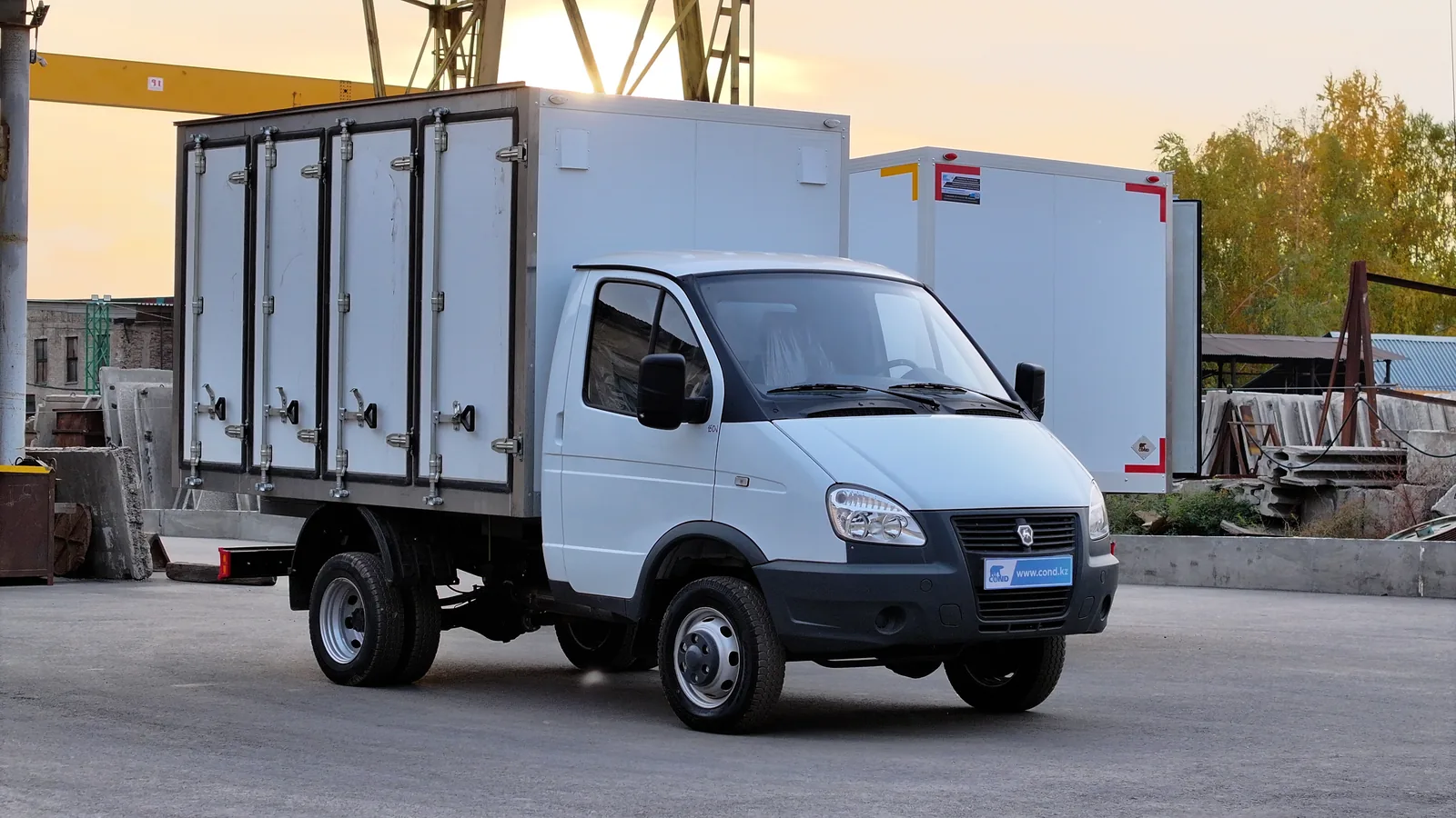 Bread van on a GAZelle Business chassis — the body side: four side doors with lever latches — COND