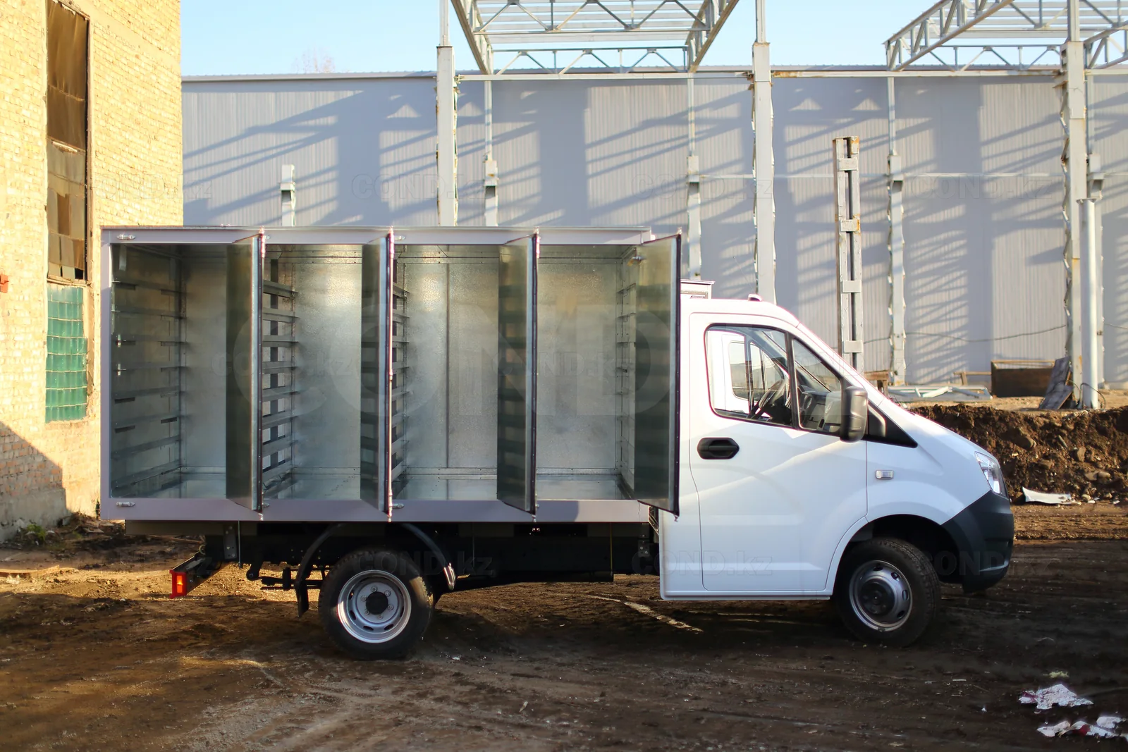 ГАЗель Next шассиіндегі нан тасығыш — бүйір есіктер ашық: науа бағыттауыштары және бөліктер — COND