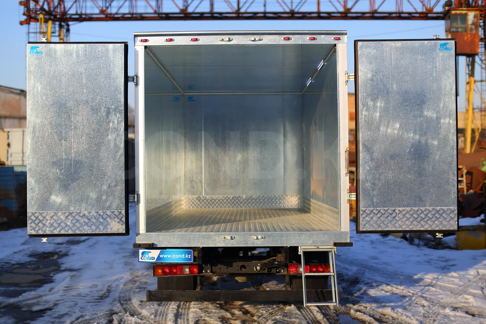 GAZelle Next isothermal body — rear doors open, galvanised lining and a ribbed aluminium floor — COND