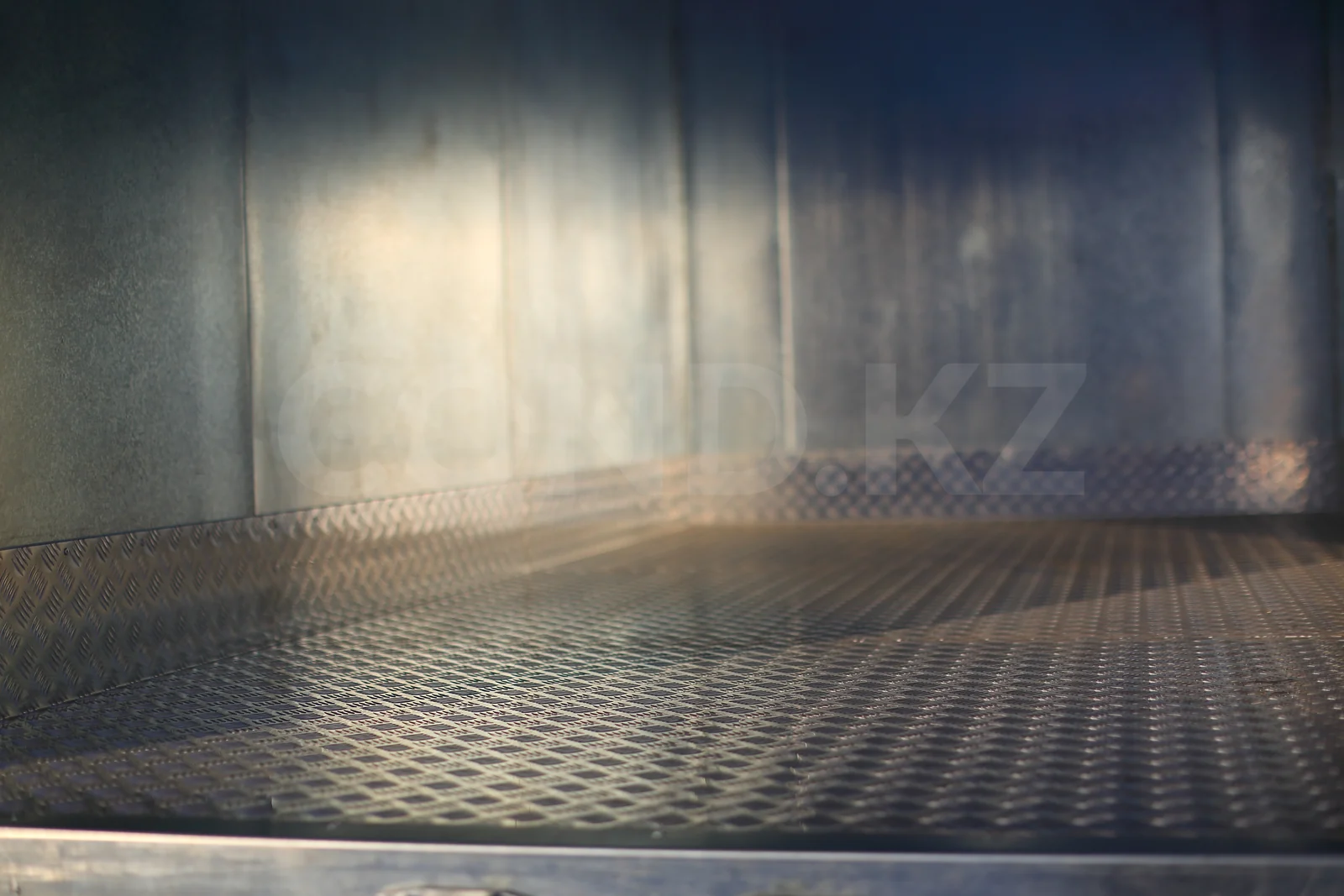 GAZelle Next isothermal — the ribbed aluminium floor and the walls inside — COND
