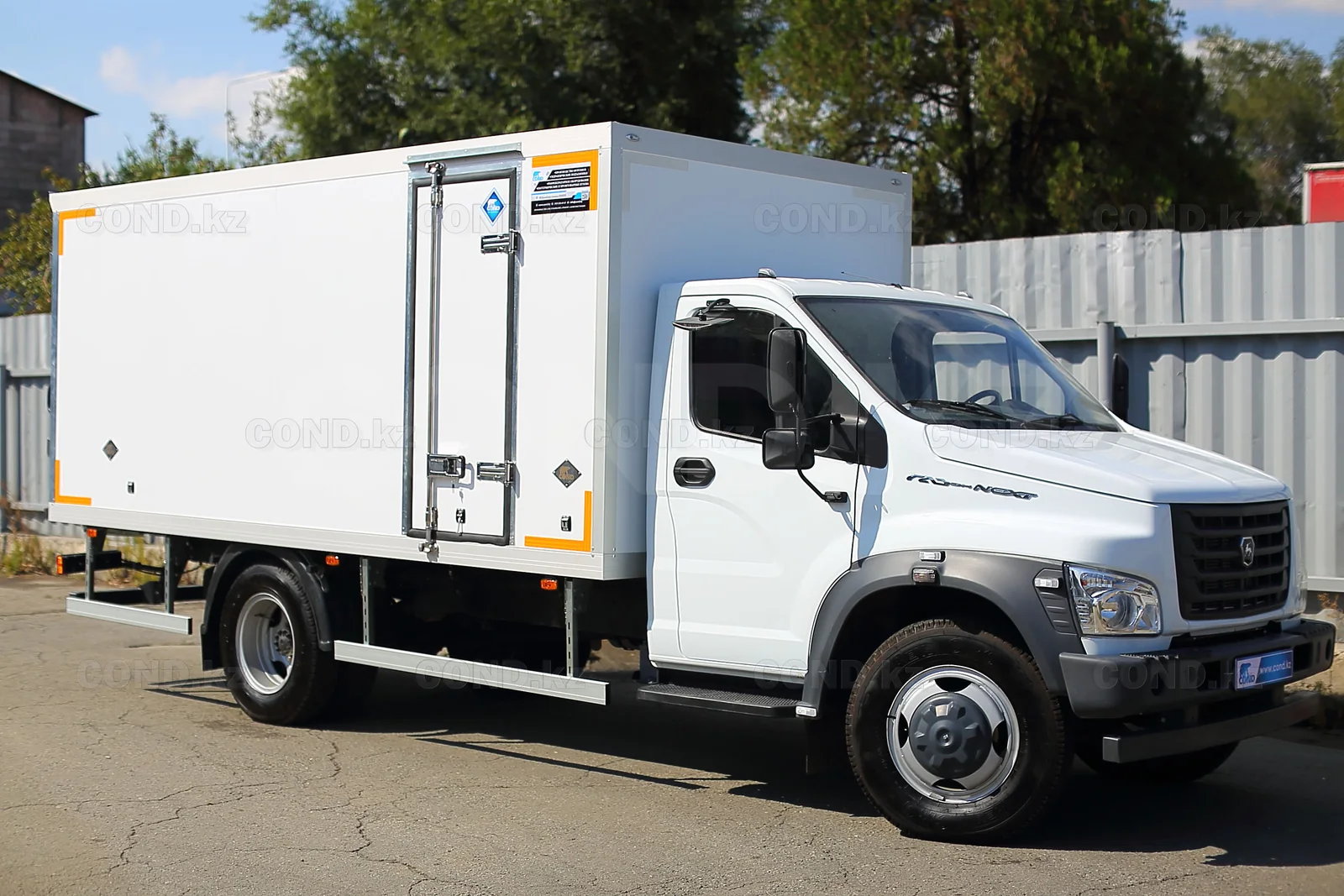 Insulated van on a GAZon NEXT with a side door — insulated van GAZon Next, side door on the right — COND
