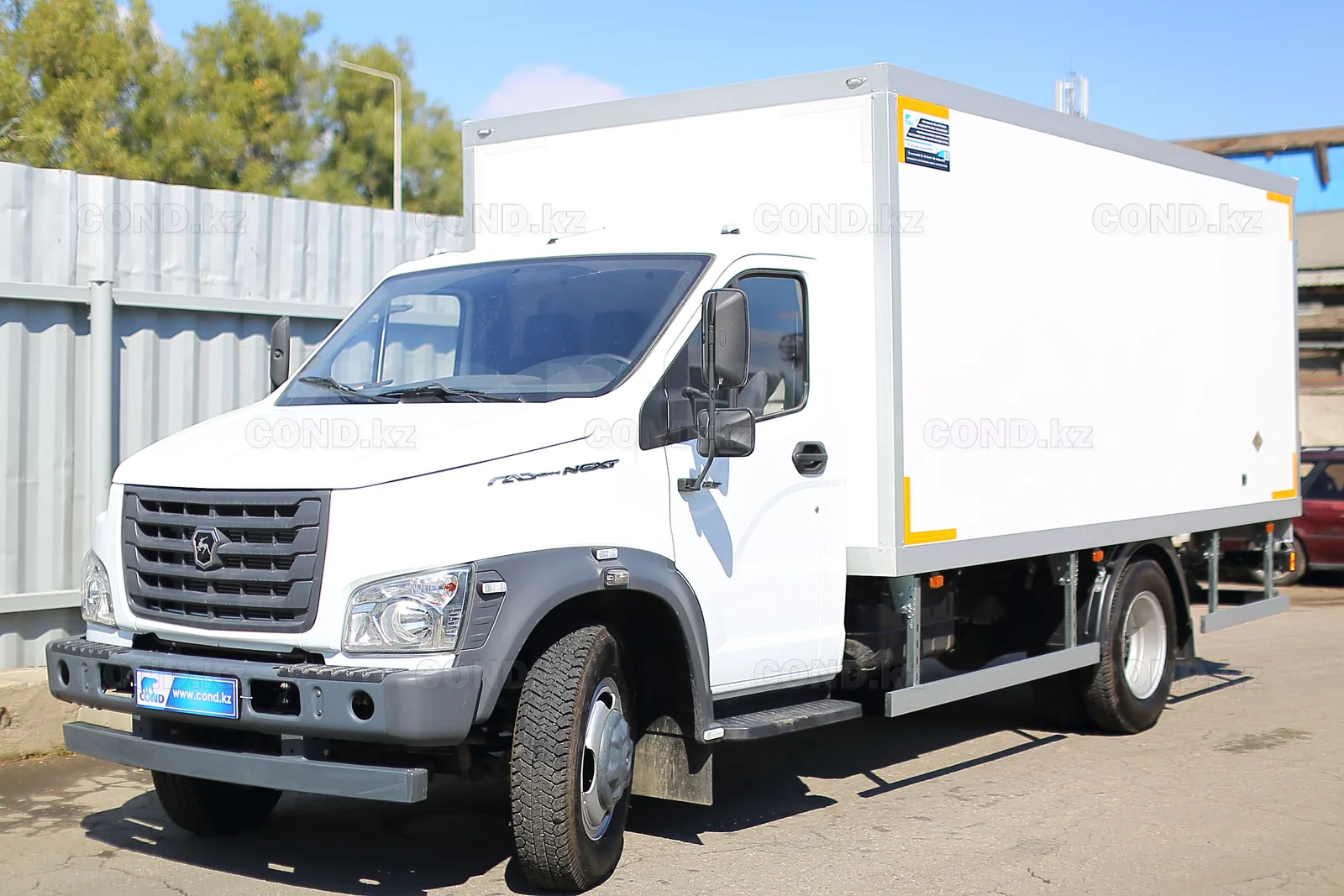Insulated van on a GAZon NEXT with a side door — insulated van GAZon Next — front three-quarter view from the left — COND