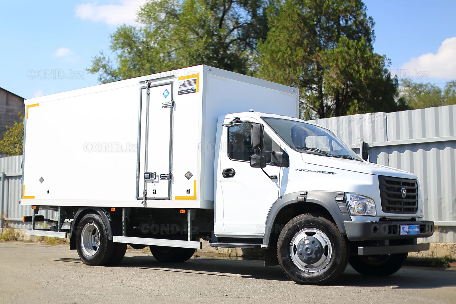 Insulated van on a GAZon NEXT with a side door — body for a GAZon NEXT, front three-quarter view — COND