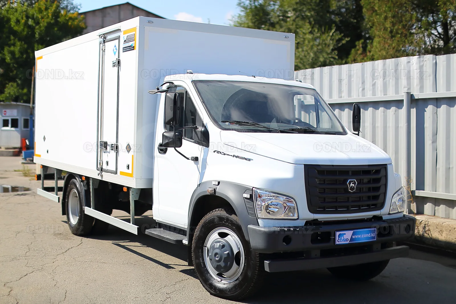 Insulated van on a GAZon NEXT with a side door — thermal van GAZon 5.2 m — the full right side — COND