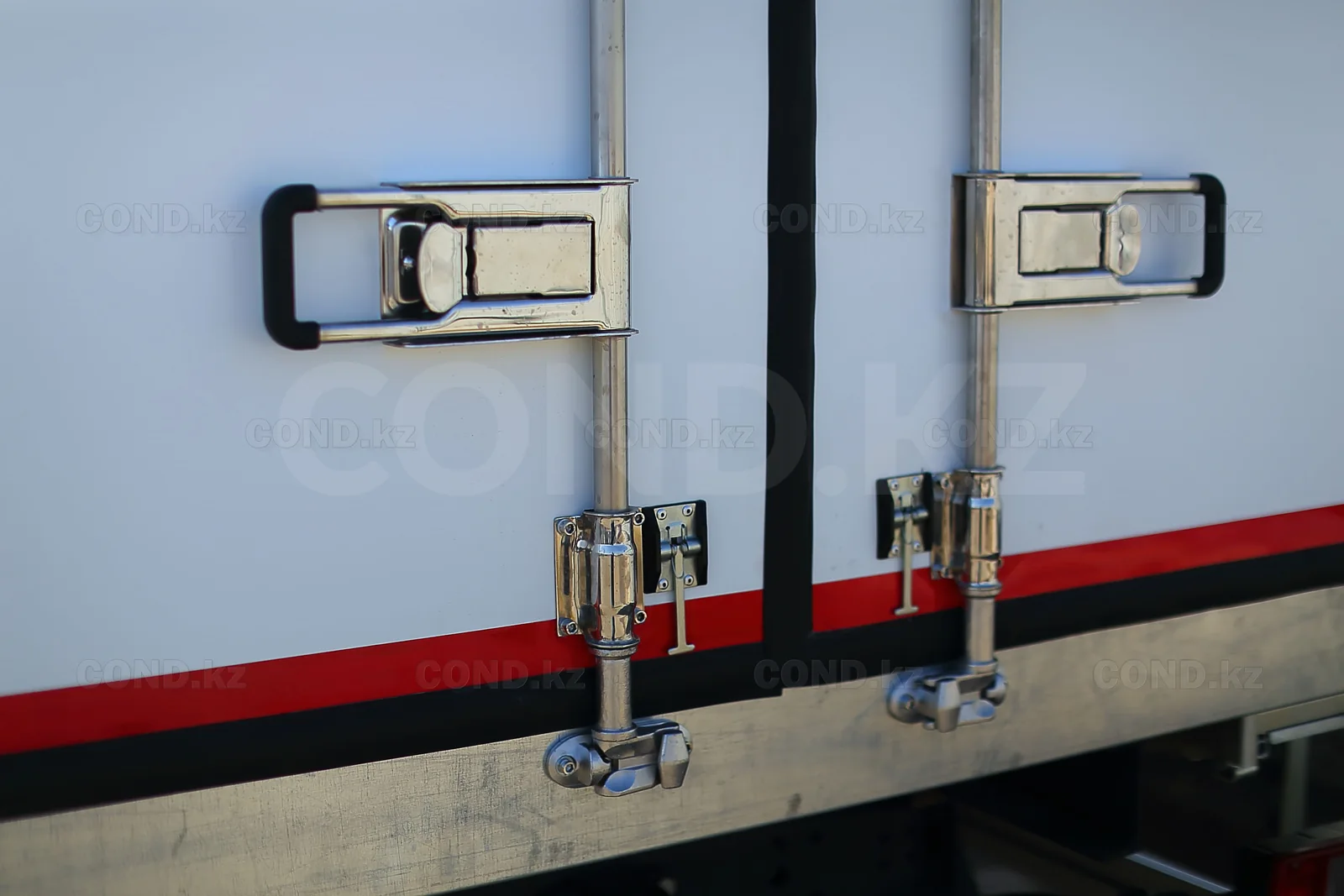Insulated van on a GAZon NEXT with a side door — cam-bar locks on the rear doors, close up — COND