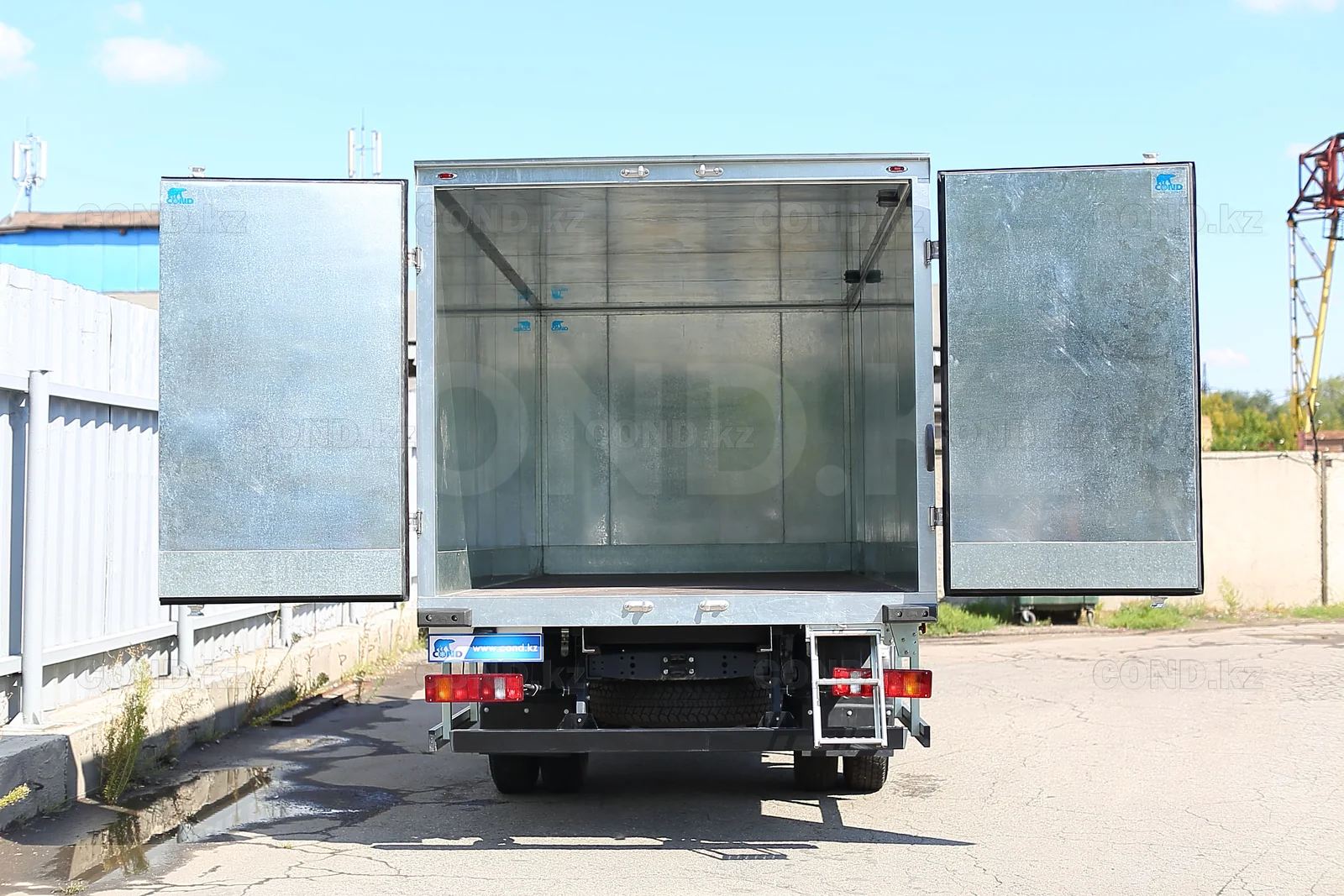 Insulated van on a GAZon NEXT with a side door — insulated GAZon body from inside: galvanised steel lining — COND