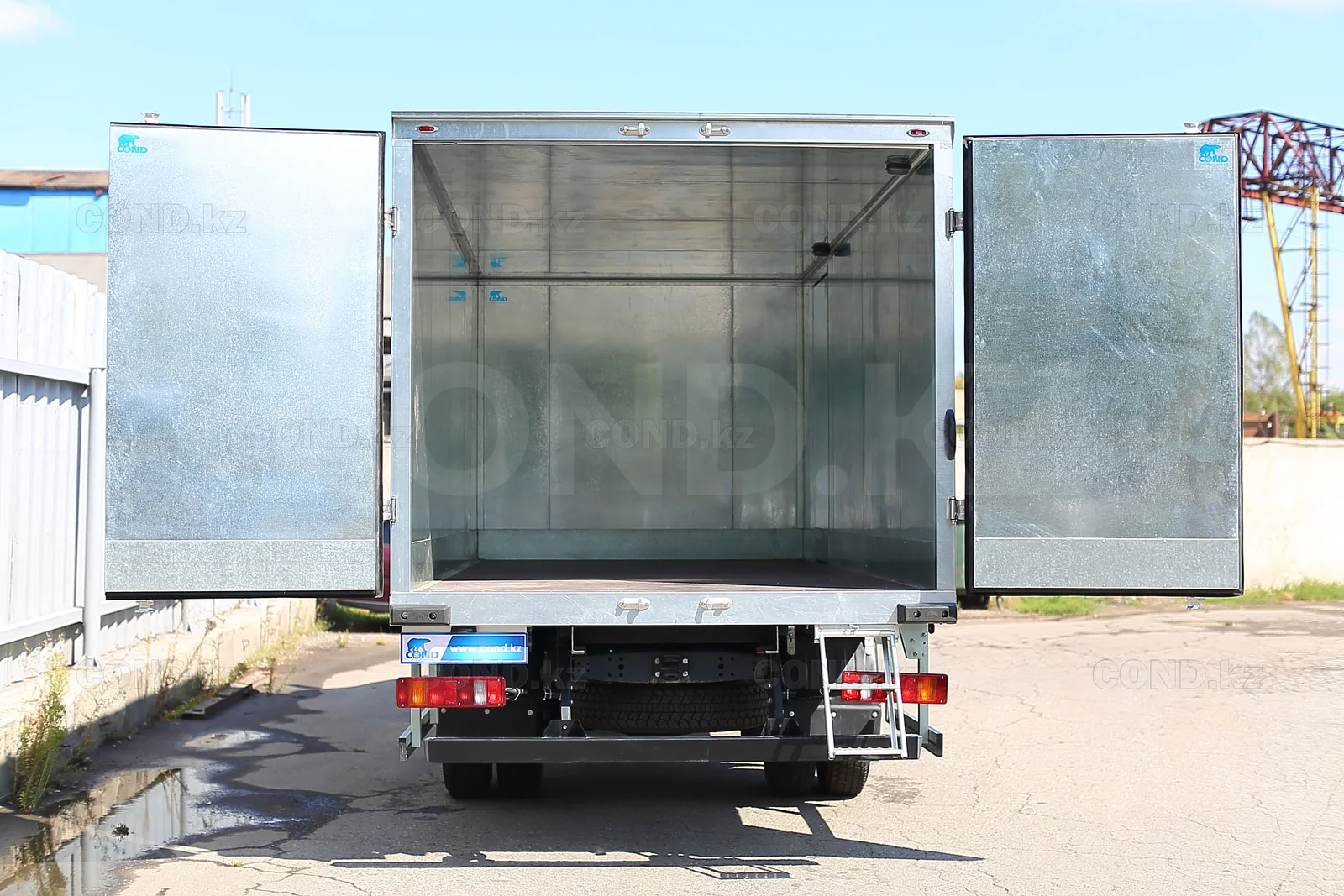Insulated van on a GAZon NEXT with a side door — van on a GAZon Next — the load space and the floor — COND