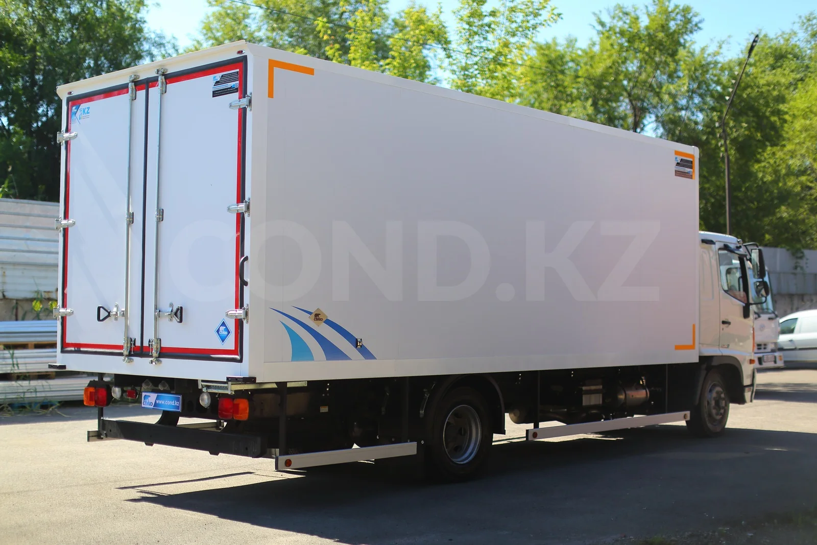 Изотермический фургон на шасси Hino 500 (GD 1226) — задняя часть 3/4 — COND
