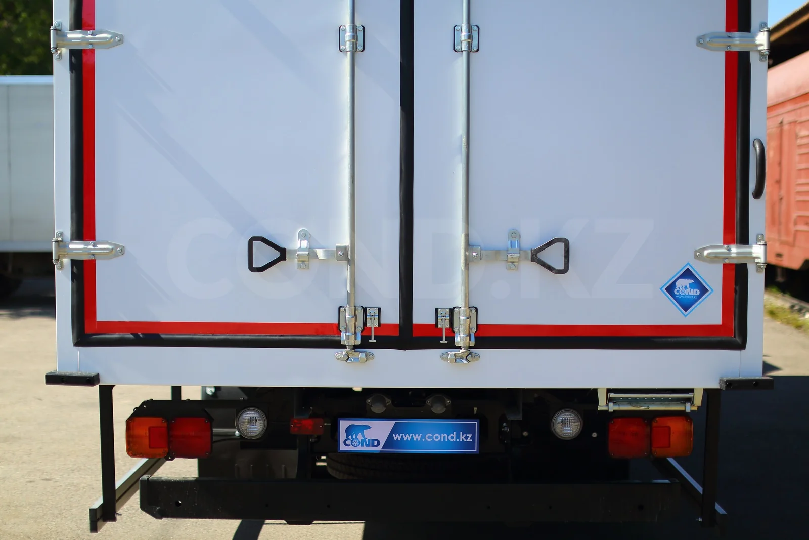 Изотермический фургон на шасси Hino 500 (GD 1226) — штанговые запоры задних дверей крупным планом — COND