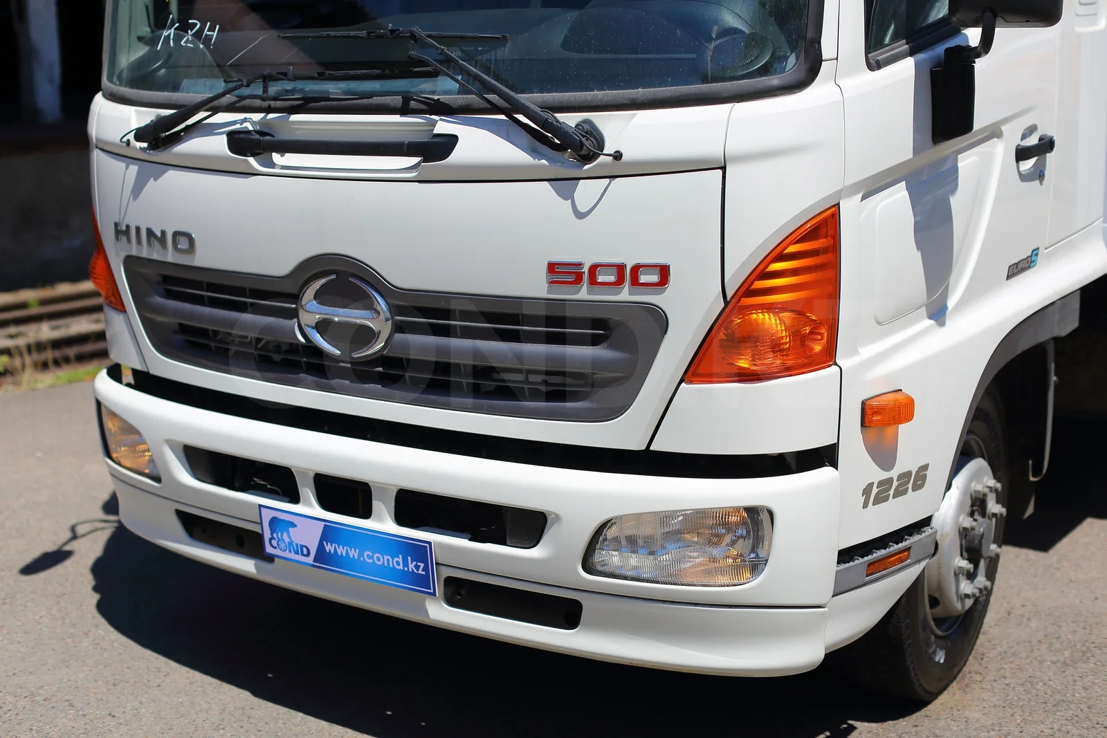 Изотермический фургон на шасси Hino 500 (GD 1226) — кабина Hino 500 крупным планом — COND