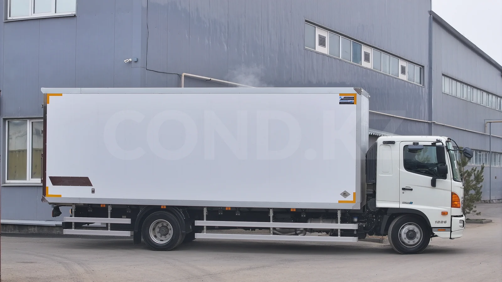 Изотермический фургон на шасси Hino 500 (GD) — левый борт целиком — COND