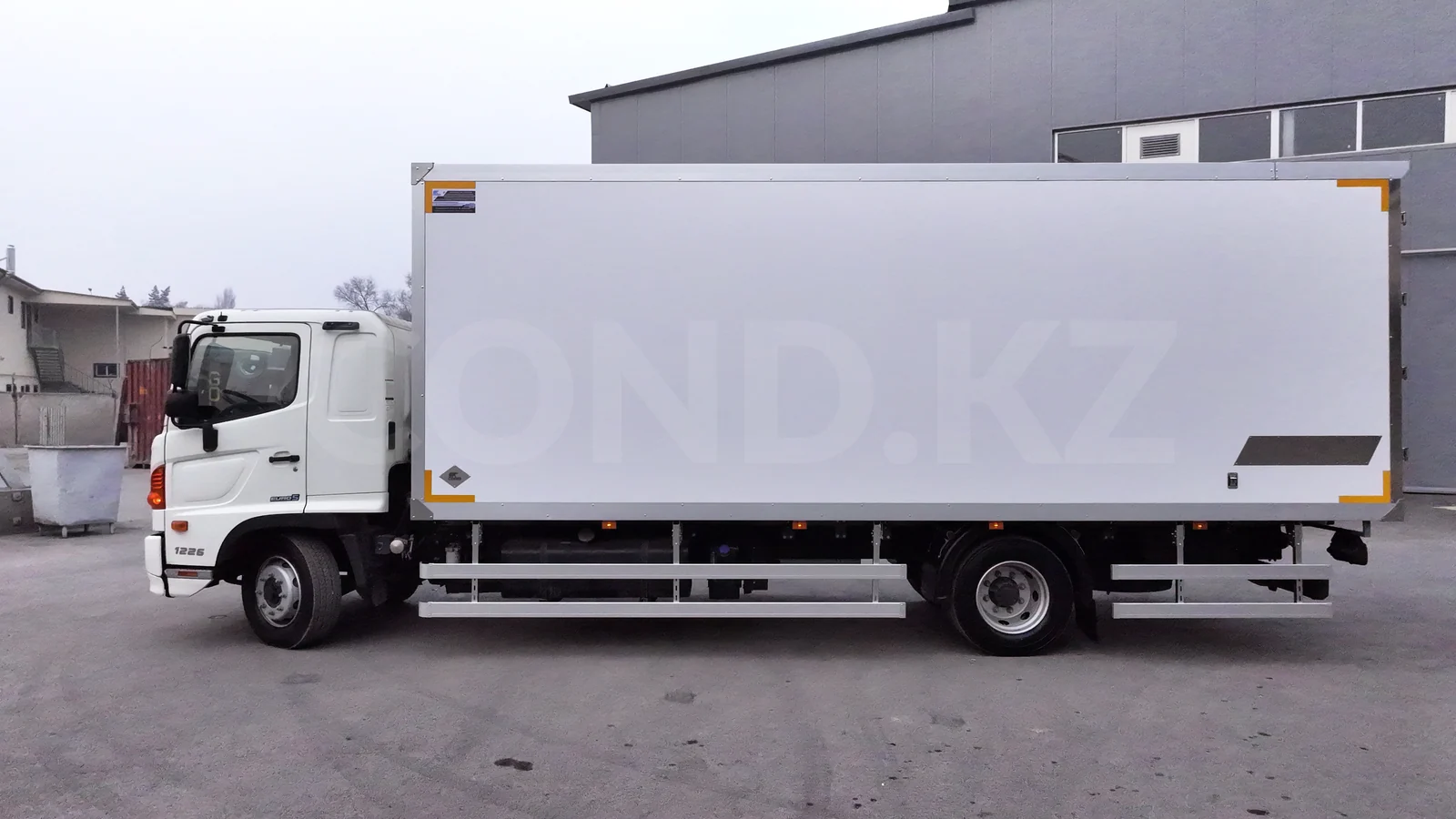 Изотермический фургон на шасси Hino 500 (GD) — правый борт, профиль — COND