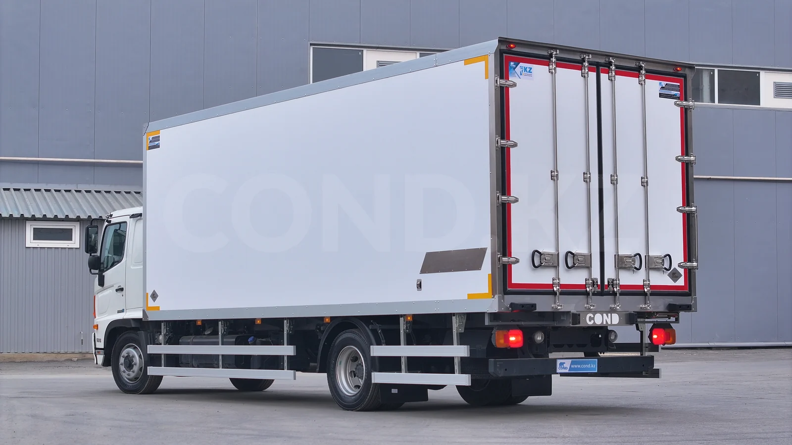 Изотермический фургон на шасси Hino 500 (GD) — задняя 3/4 справа — COND
