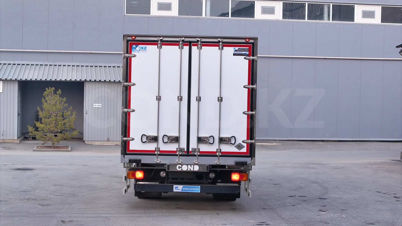 Изотермический фургон на шасси Hino 500 (GD) — задние распашные двери — COND