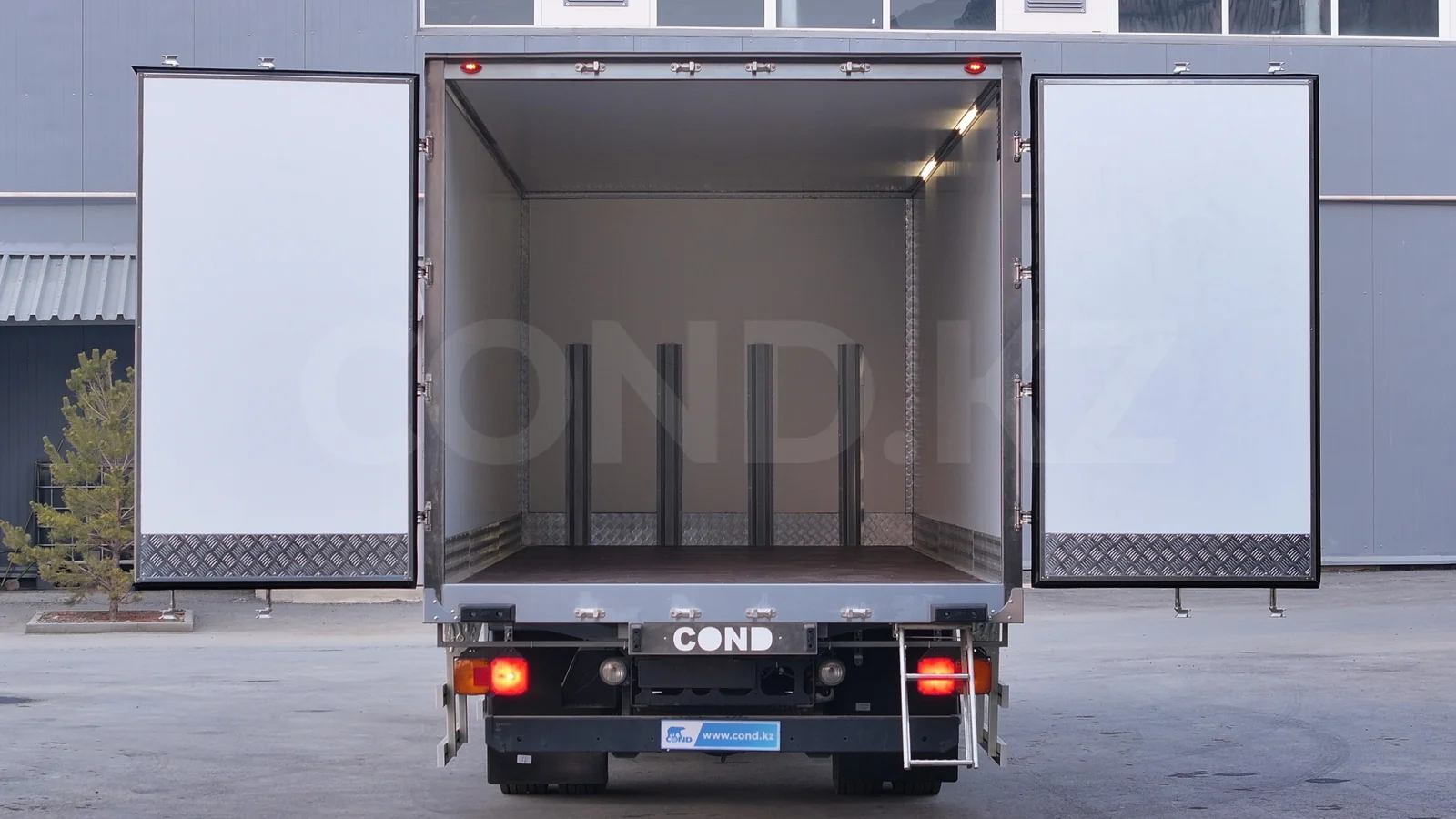 Изотермический фургон на шасси Hino 500 (GD) — задние двери открыты, кузов изнутри — COND