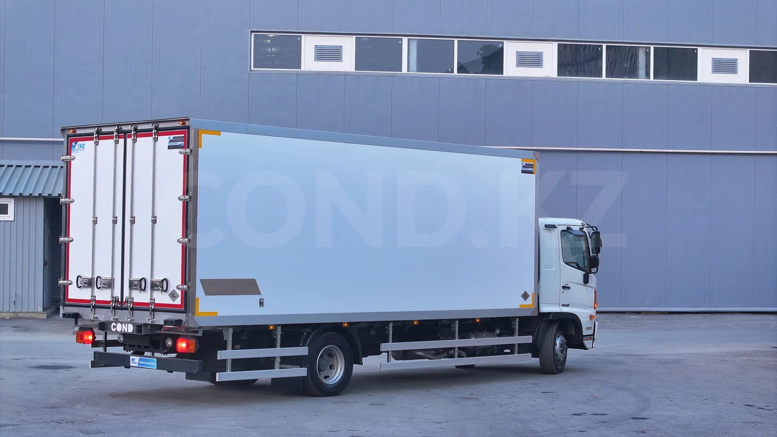 Изотермический фургон на шасси Hino 500 (GD) — задняя 3/4 слева — COND