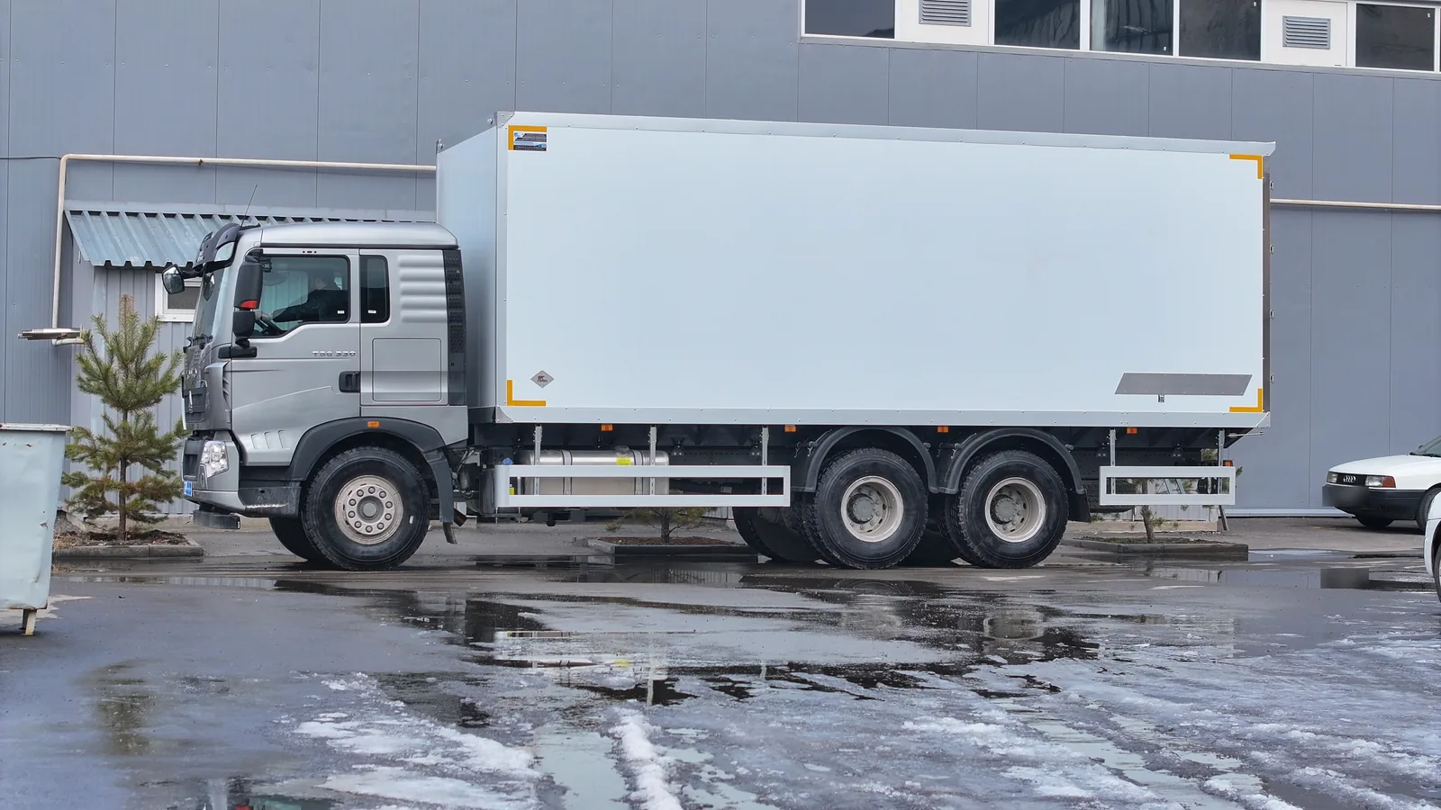 Insulated van on a HOWO T5G chassis — the whole body from the side, 2.7 metres tall — COND