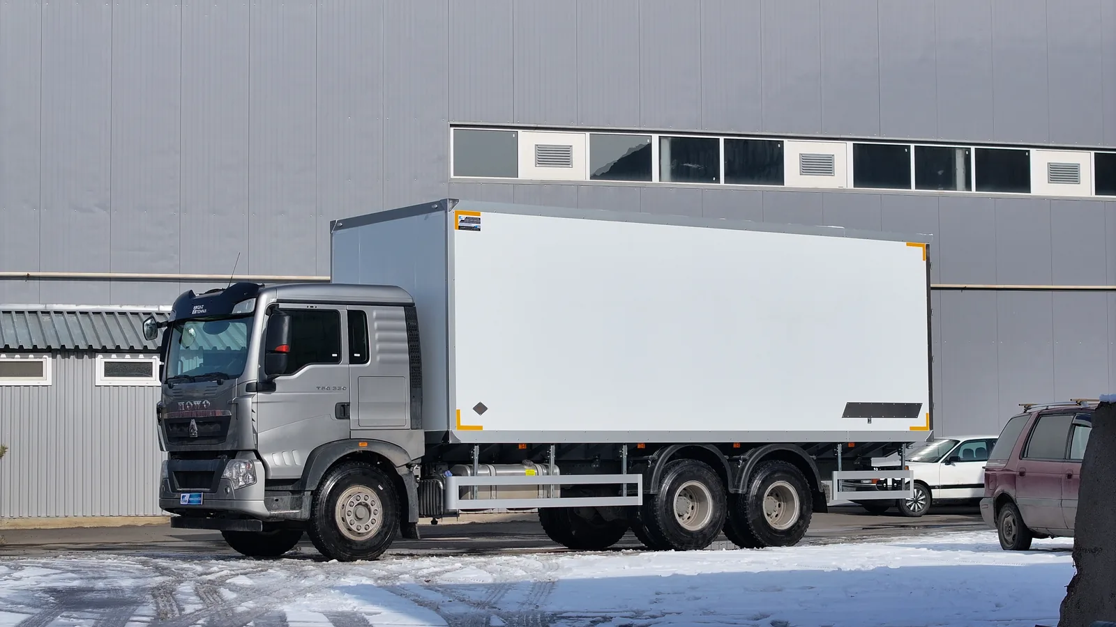 Insulated van on a HOWO T5G chassis — the body side and the double-rail aluminium side guard — COND