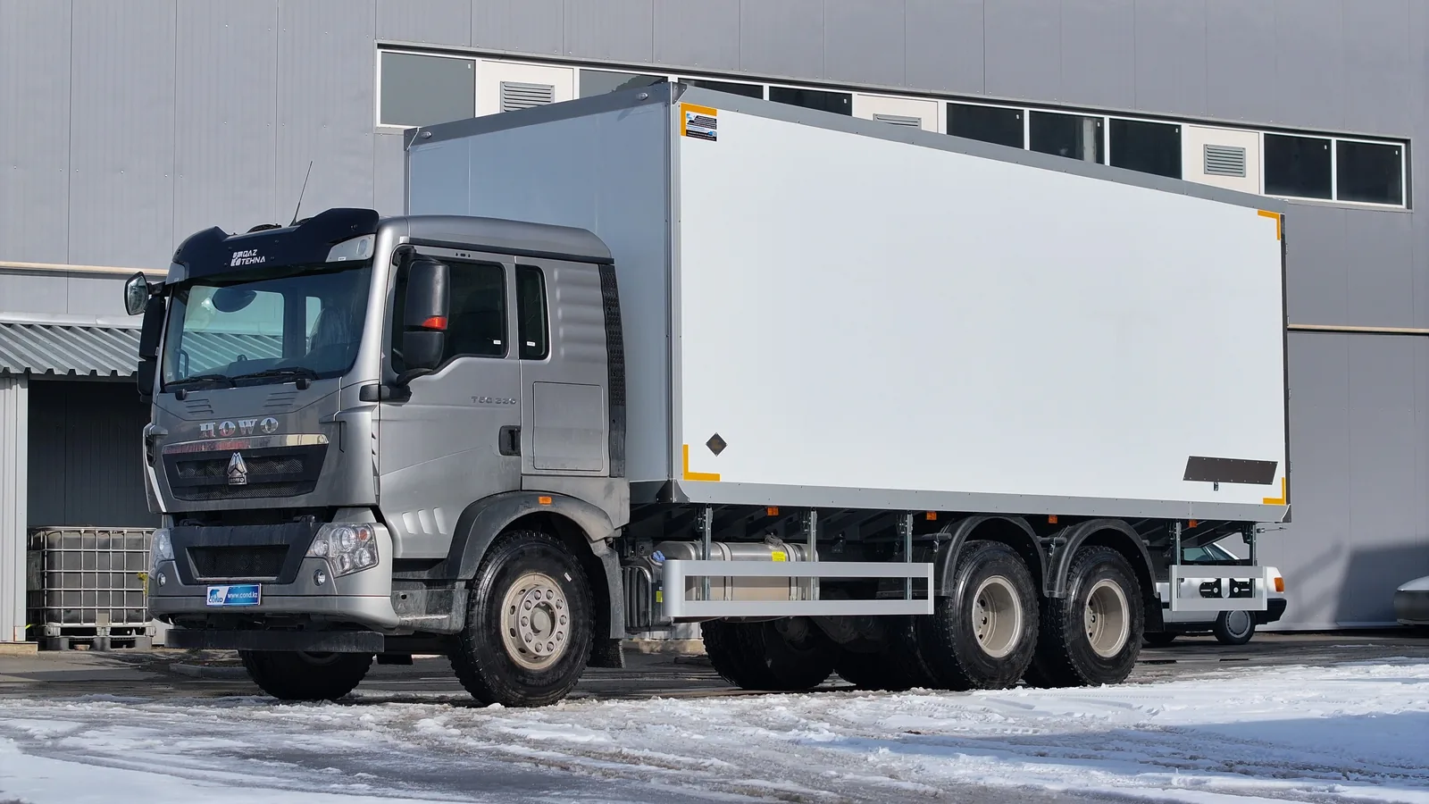 Insulated van on a HOWO T5G chassis — front three-quarter view, the HOWO T5G cab — COND