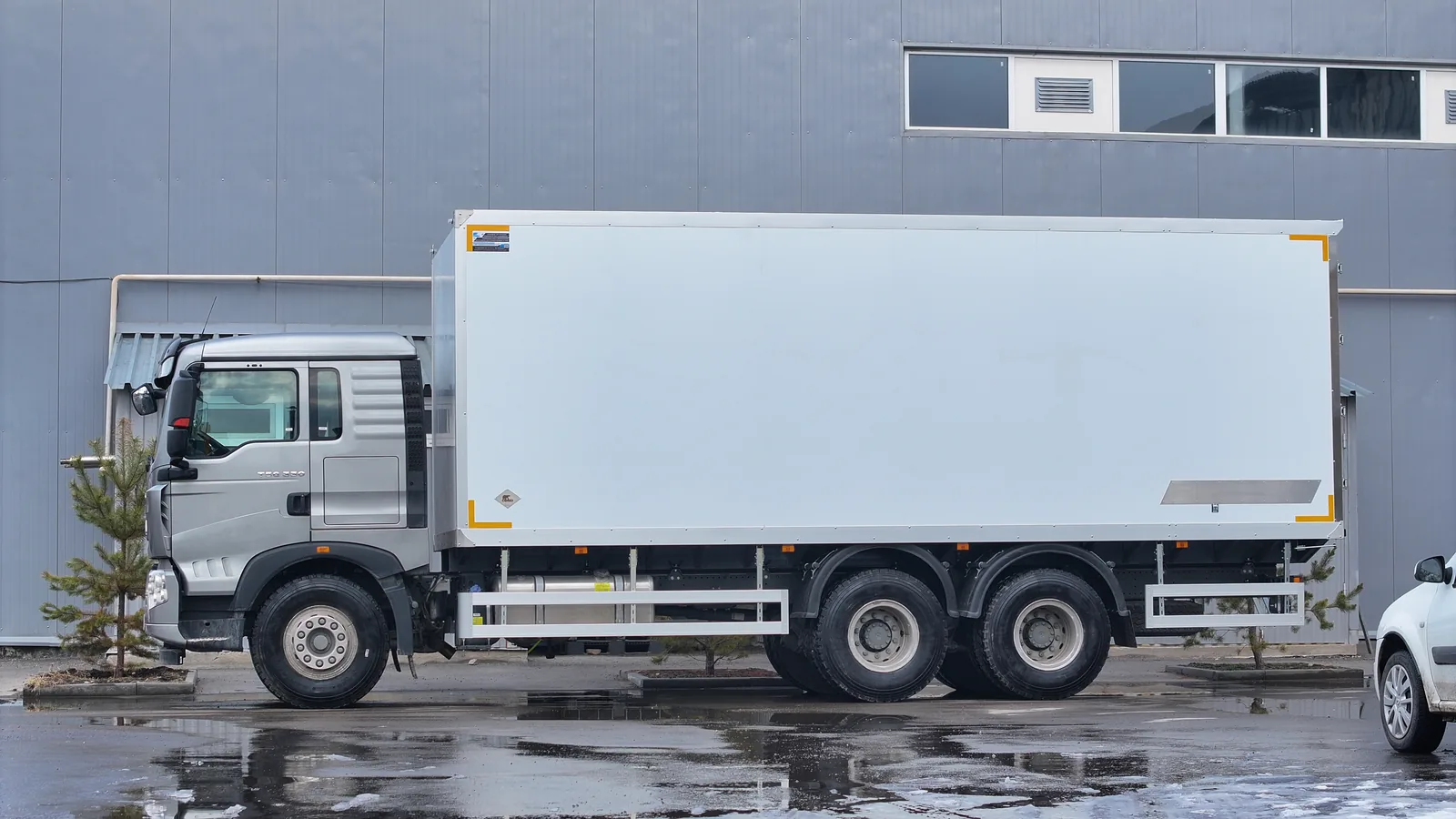 Insulated van on a HOWO T5G chassis — the rear of the body and the three-step ladder — COND