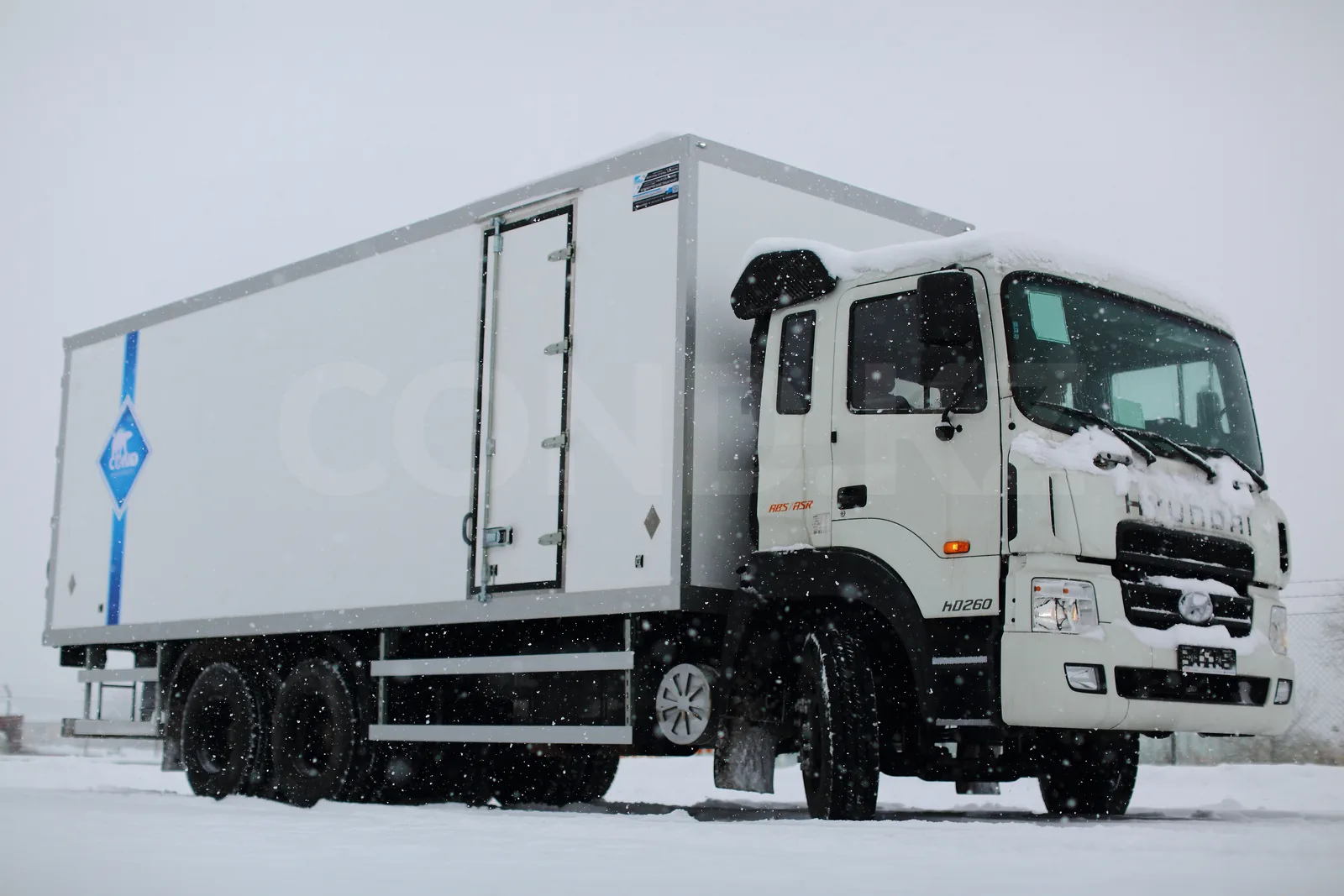 COND зауытының Hyundai HD260 шассиіндегі изотермиялық фургон — көлік толығымен, 3/4 көрінісі