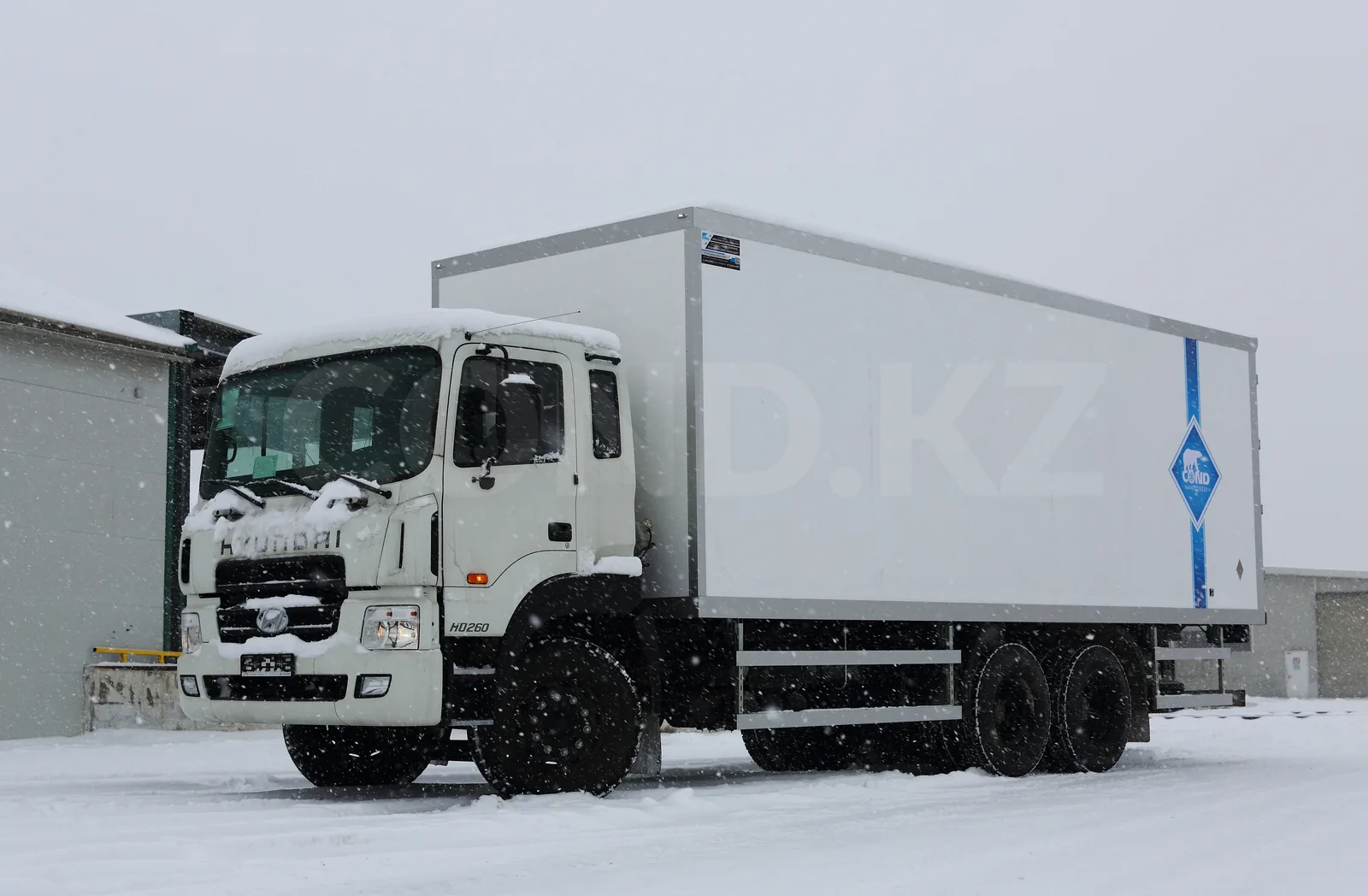 COND зауытының Hyundai HD260 шассиіндегі изотермиялық фургон — шанақ пен артқы бөлігі