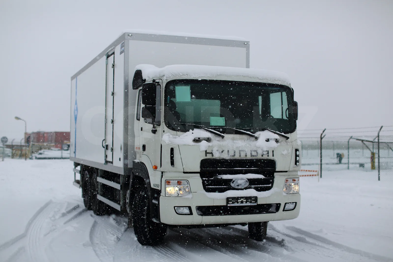 COND зауытының Hyundai HD260 шассиіндегі изотермиялық фургон — шанақ түйіндері ірі планда