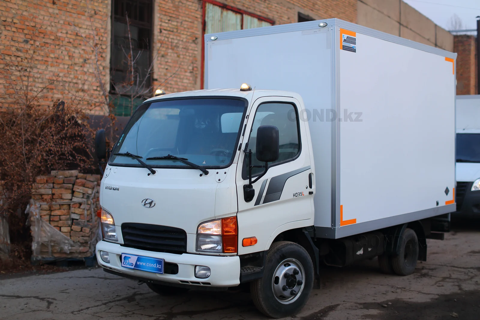 Хендай HD35L (Hyundai) изотермиялық фургонын Алматыда сатып алу — көлік толығымен, алдыңғы бөлігі 3/4 — COND