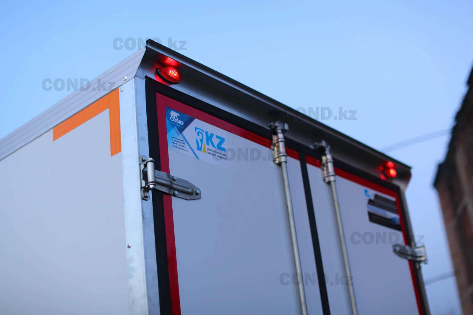 Хендай HD35L (Hyundai) термобудкасы өндірушіден — артқы бөлігі 3/4, қызыл жиекті ашылмалы есіктер — COND