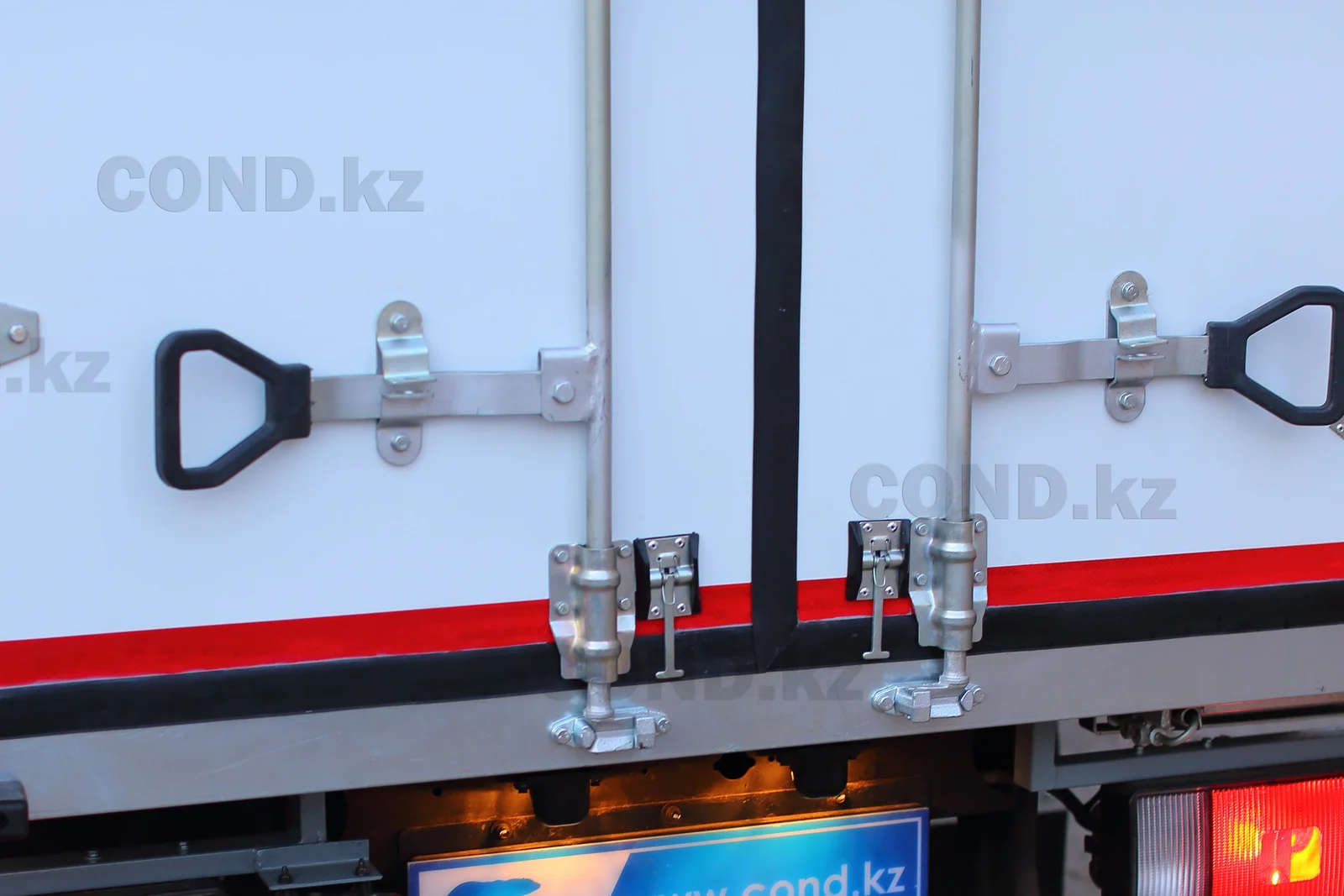 COND зауытынан Хендай HD35L (Hyundai) изотермиялық фургоны — артқы есіктердің штангалы бекіткіштері және COND шильдігі