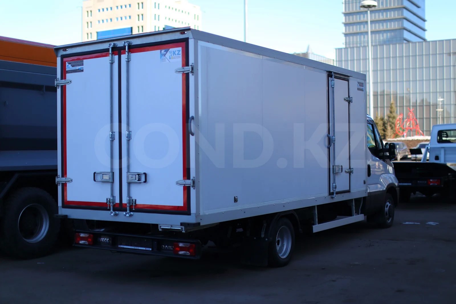 Iveco Daily 50C15 insulated body from the manufacturer — rear three-quarter view, doors with a seal around the opening — COND