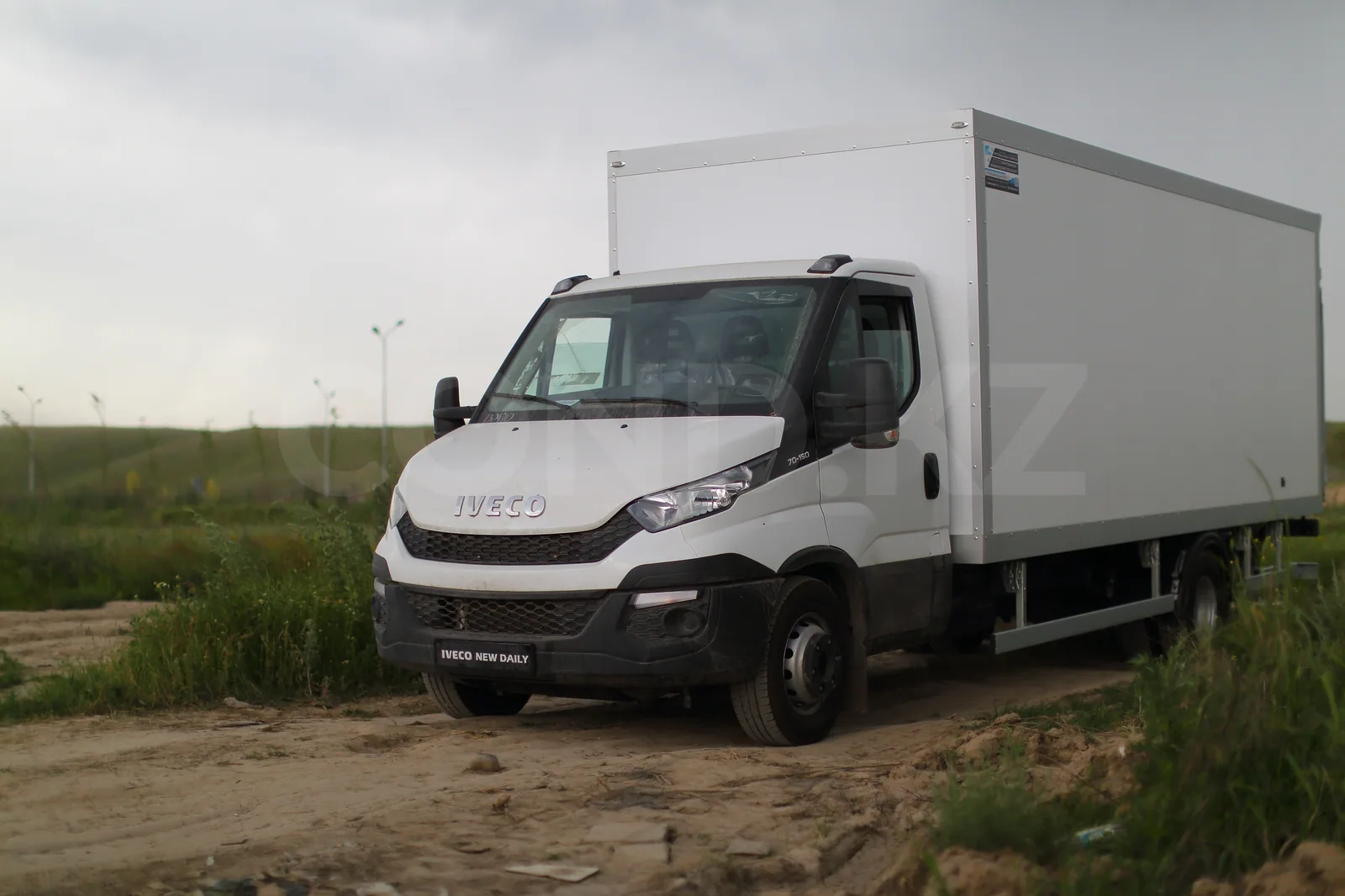 Изотермический фургон Iveco Daily 70C15 купить в Алматы — машина целиком, вид спереди слева — COND