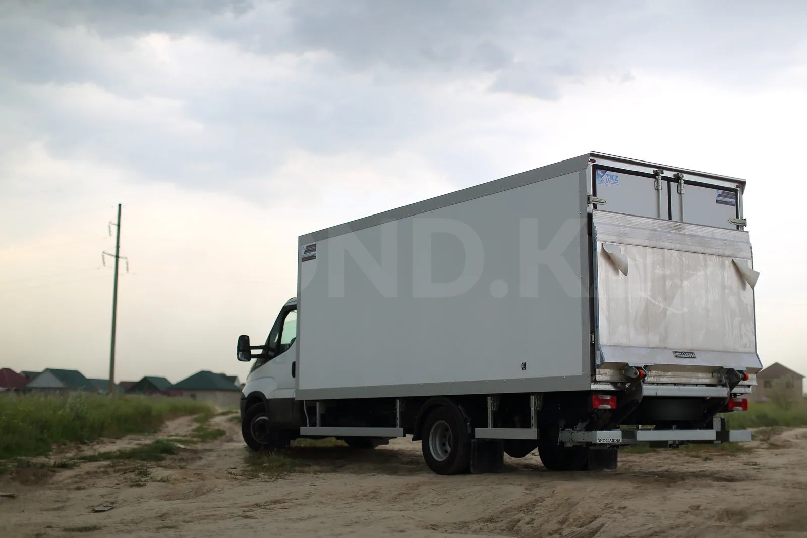 Термокузов Iveco Daily 70C15 Казахстан — задняя часть с гидробортом Dhollandia — COND