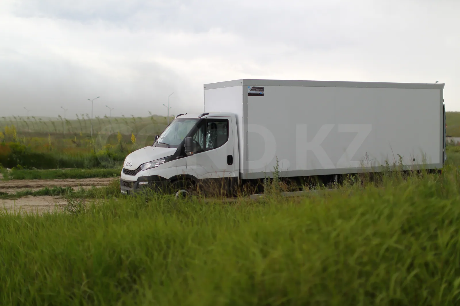 Изотермический фургон Iveco Daily 70C15 от завода COND — общий вид сбоку на площадке — COND