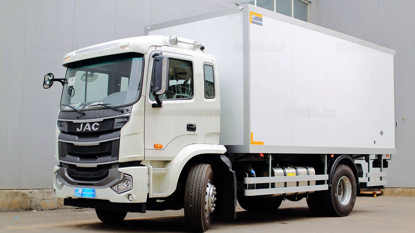 Изотермический фургон на шасси JAC N200 — передняя 3/4 слева — COND