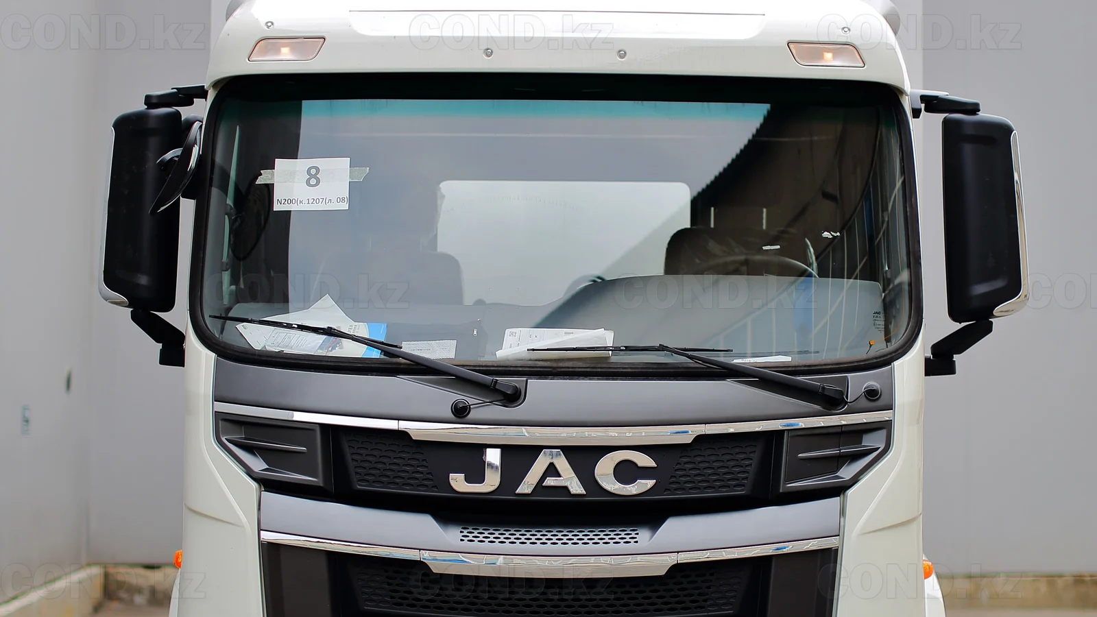 Изотермический фургон на шасси JAC N200 — вид спереди, кабина — COND