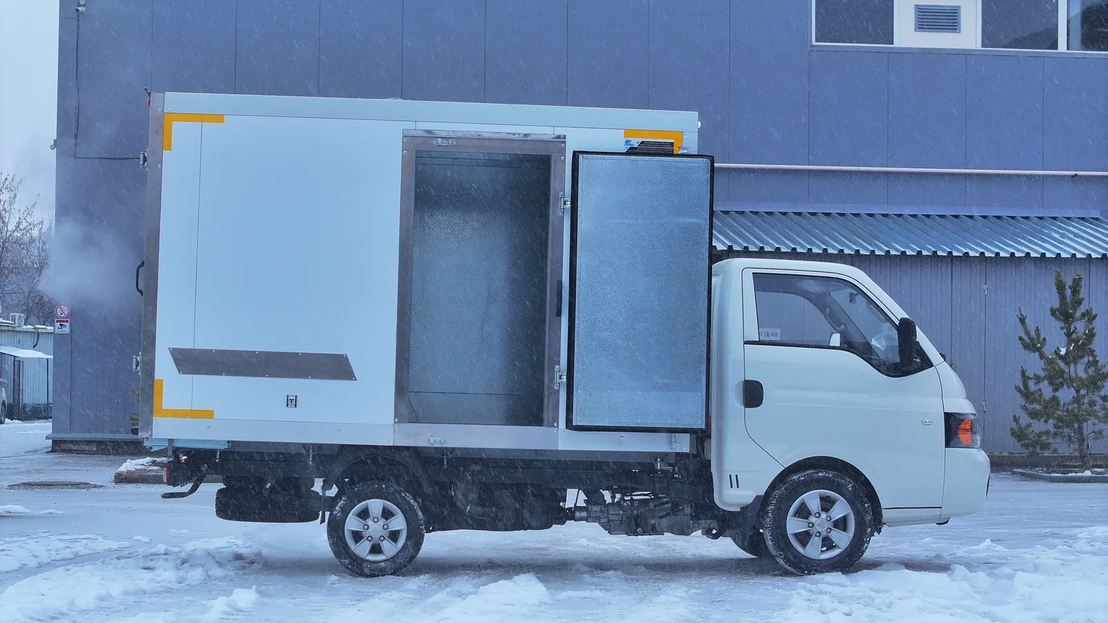 Изотермический фургон на шасси JAC N35 — правый борт, боковая дверь открыта — COND