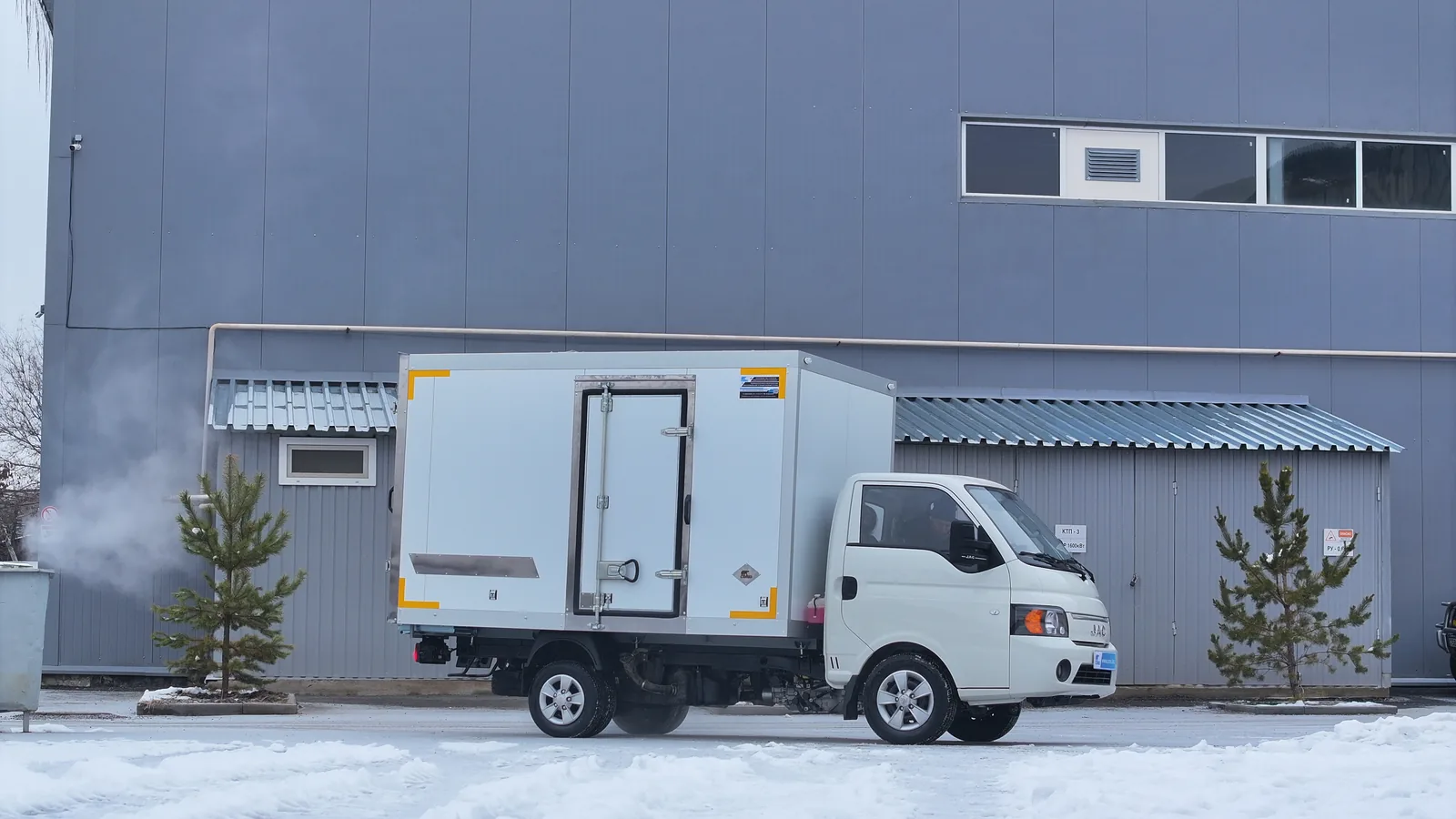 Изотермический фургон на шасси JAC N35 — левый борт с боковой дверью — COND