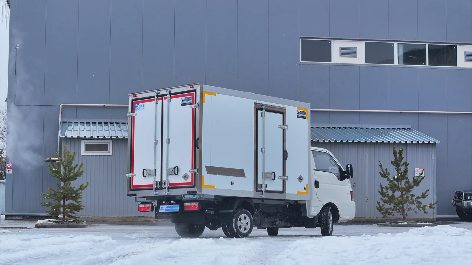 Изотермический фургон на шасси JAC N35 — задняя часть 3/4, распашные двери — COND