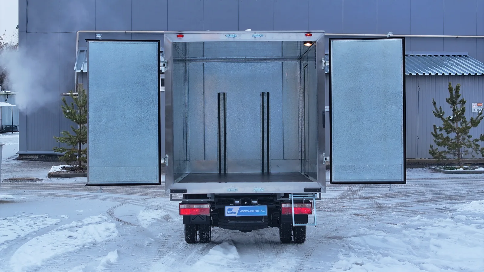 Изотермический фургон на шасси JAC N35 — задние двери открыты, кузов изнутри — оцинкованная обшивка — COND
