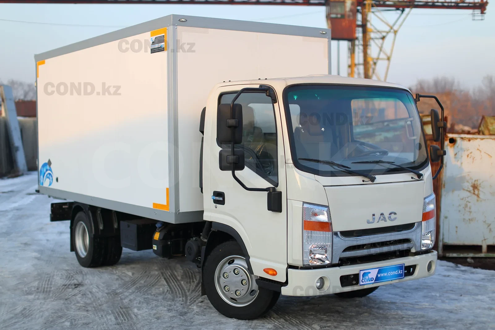 Insulated van on a JAC N56 chassis — the full left side — COND
