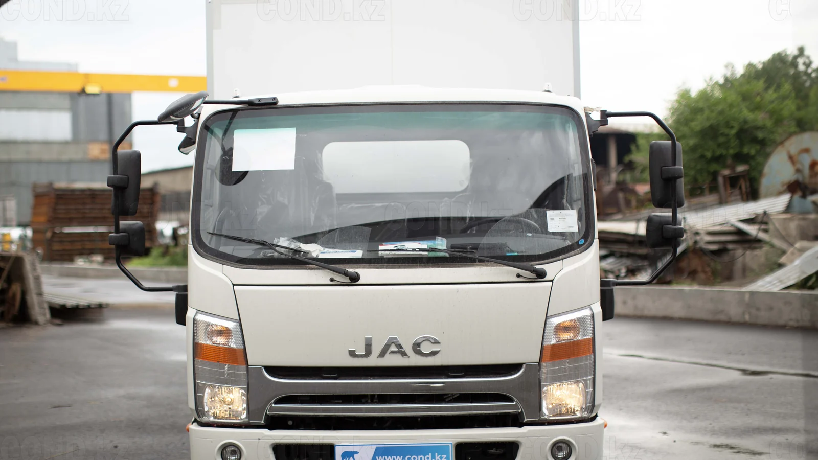 JAC N90 шассиіндегі изотермиялық фургон — алдынан көрініс, кабина — COND