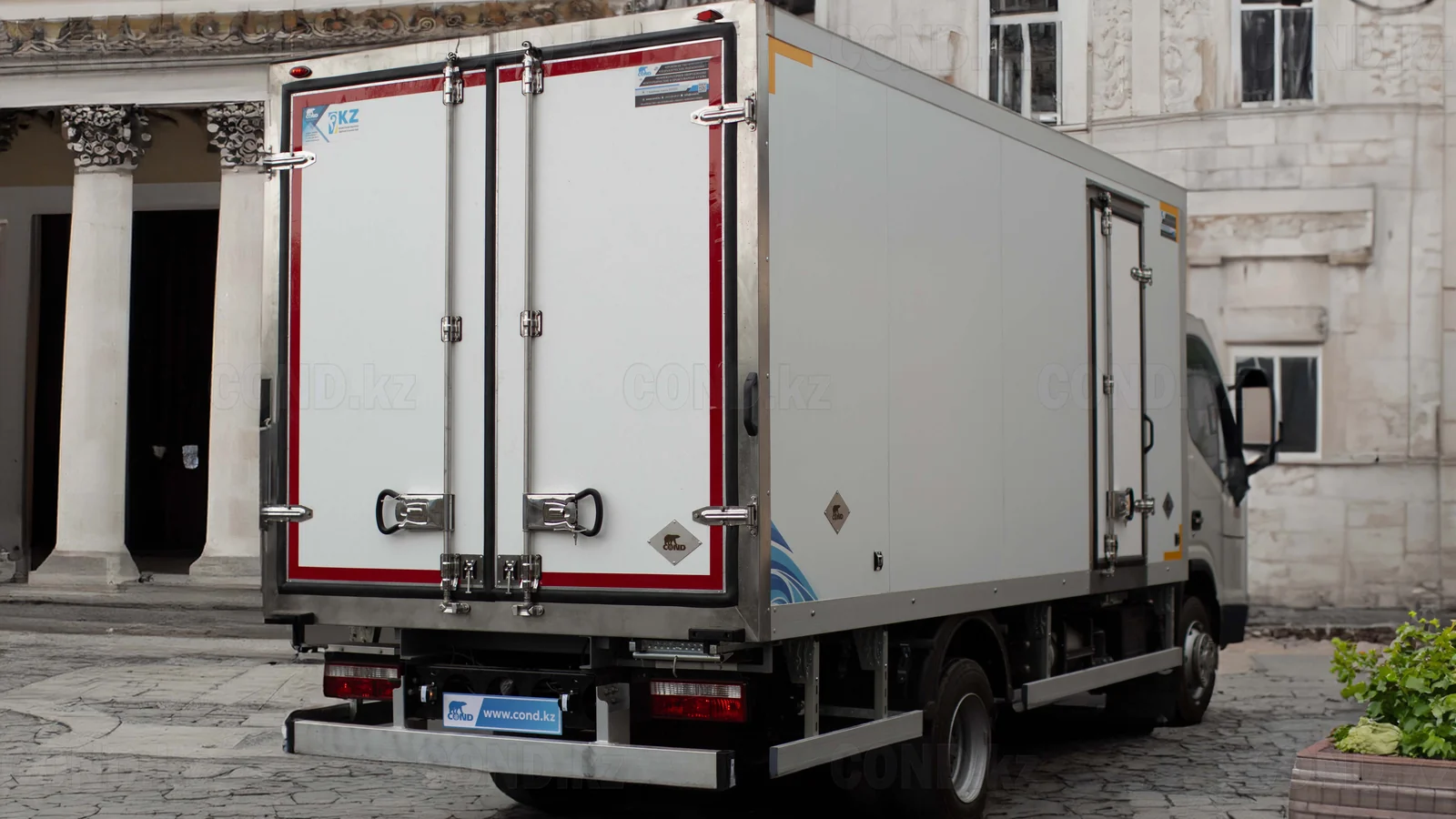 JAC N90 шассиіндегі изотермиялық фургон — оң жақтан артқы 3/4 — COND
