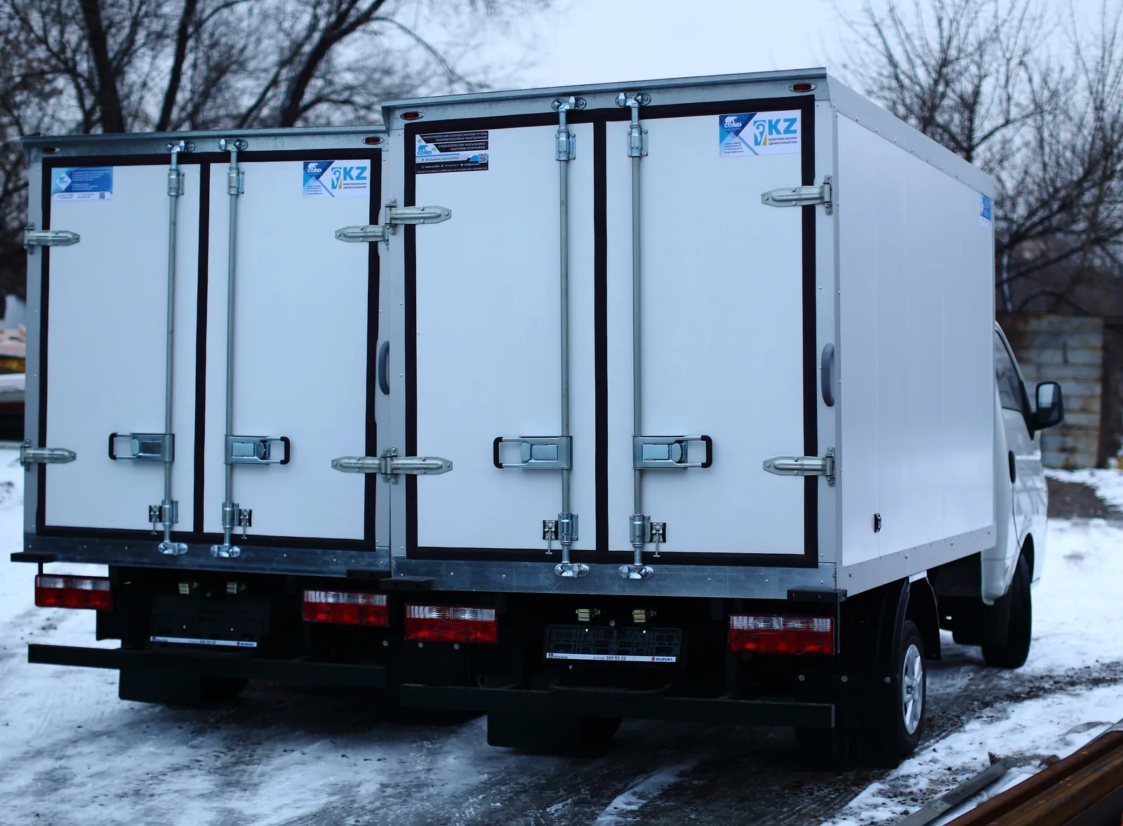 JAC X200 шассиіндегі изотермиялық фургон — партияның екі көлігі артынан-бүйірден — COND