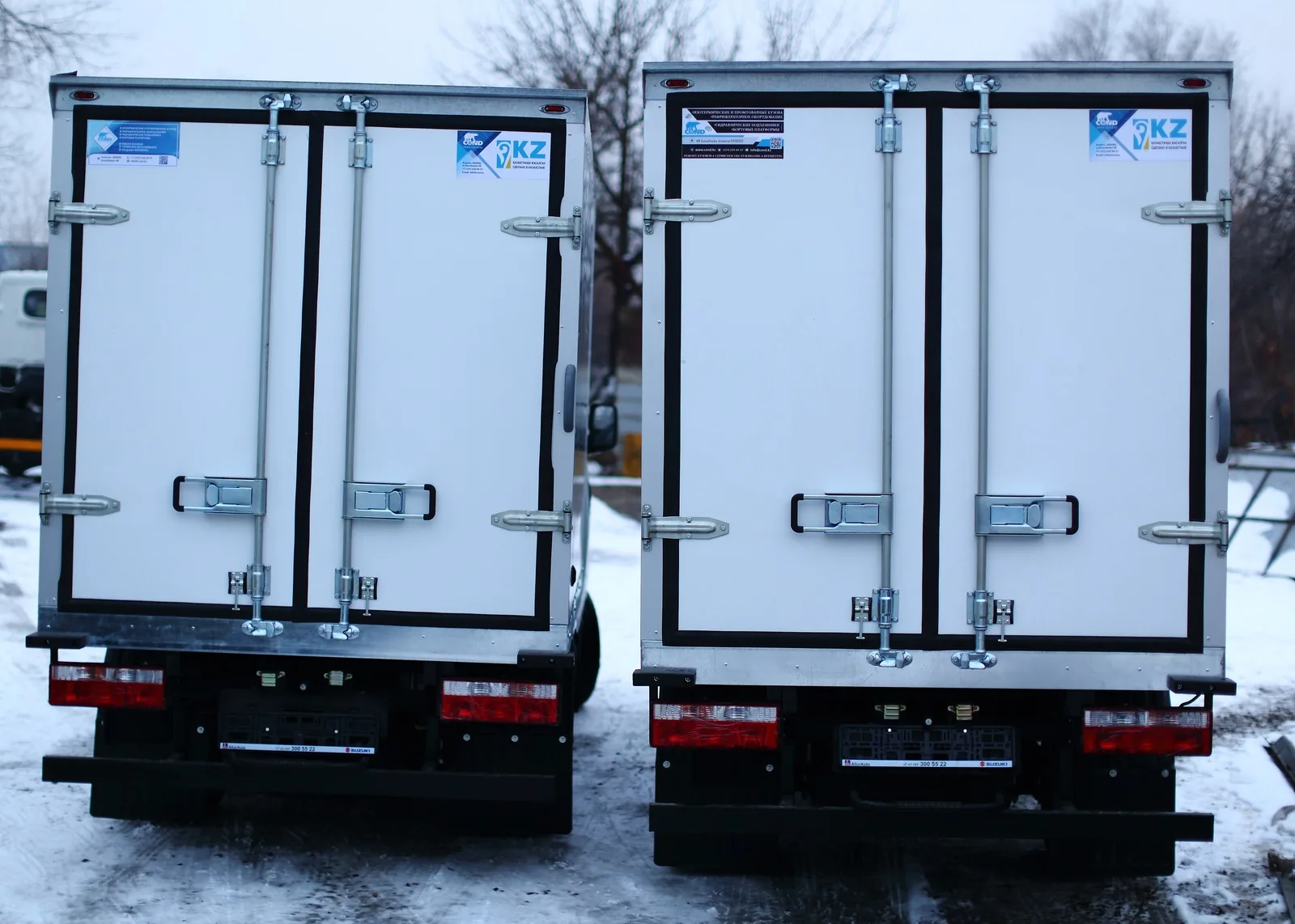 JAC X200 шассиіндегі изотермиялық фургон — екі көліктің артқы есіктері: штангалы бекіткіштер және контур бойындағы тығыздағыш — COND