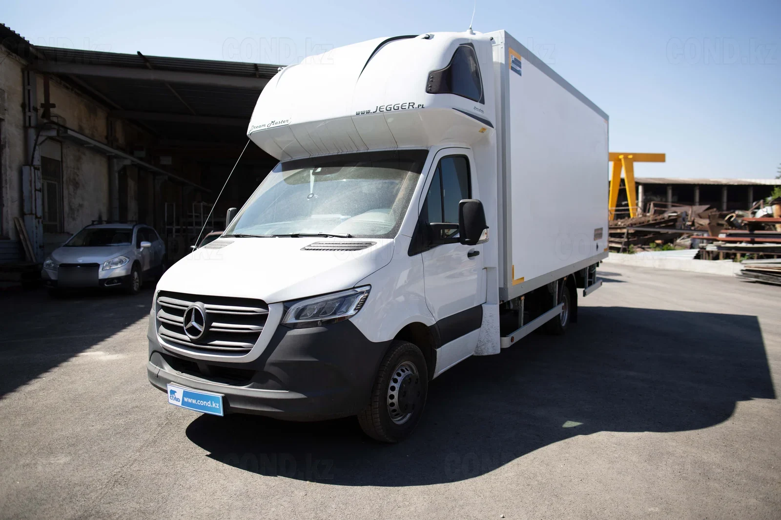 Изотермический фургон на шасси Mercedes-Benz Sprinter — передняя часть 3/4, обтекатель на крыше кабины — COND