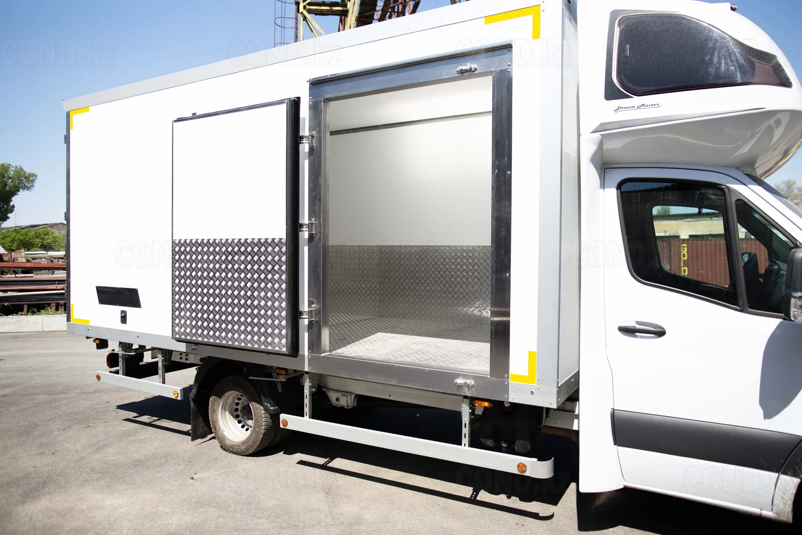 Изотермический фургон на шасси Mercedes-Benz Sprinter — боковая дверь открыта, пол из рифлёного алюминия — COND